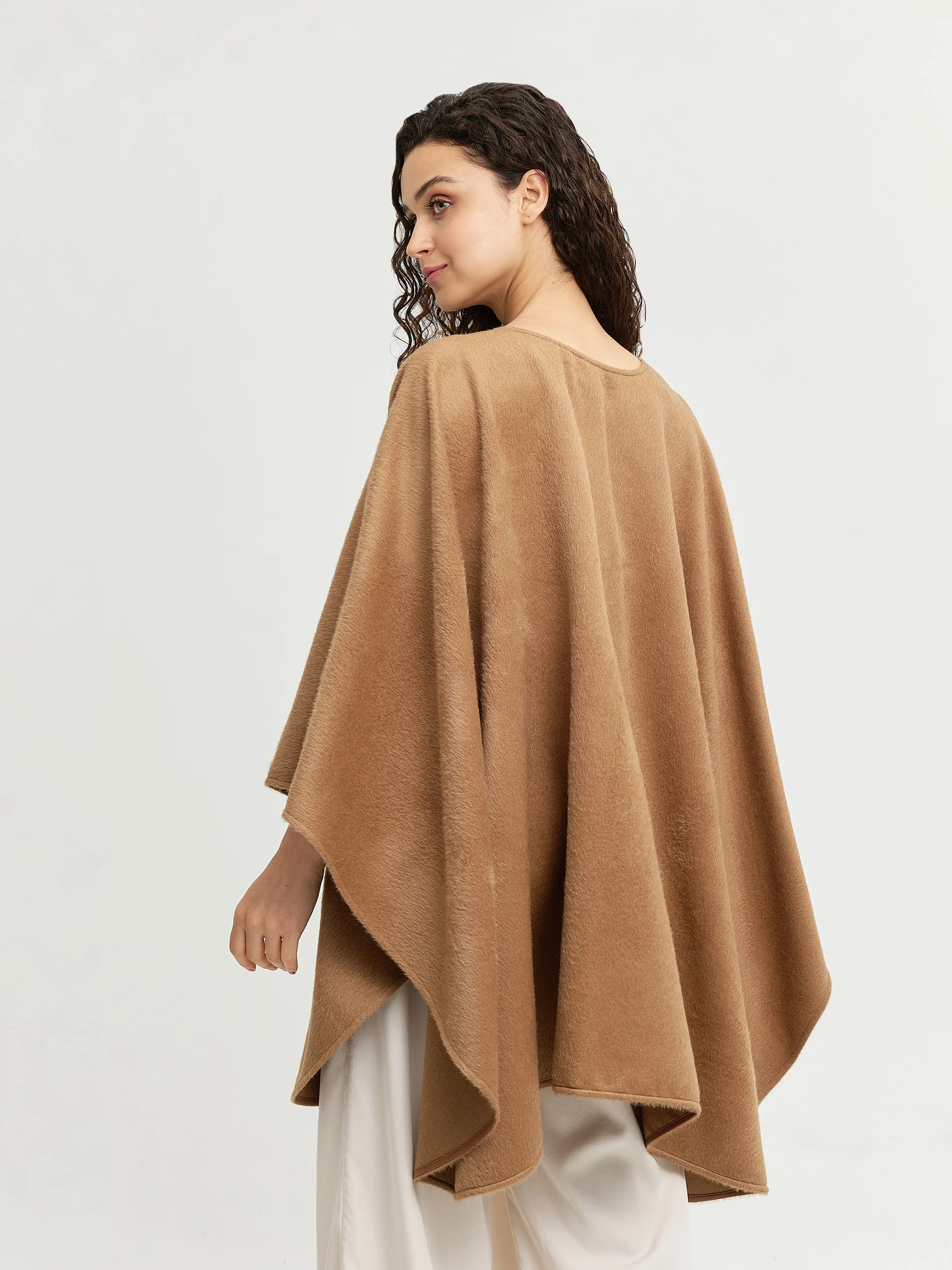 Gil Cape Baby Alpaca Color Camel - Image 3