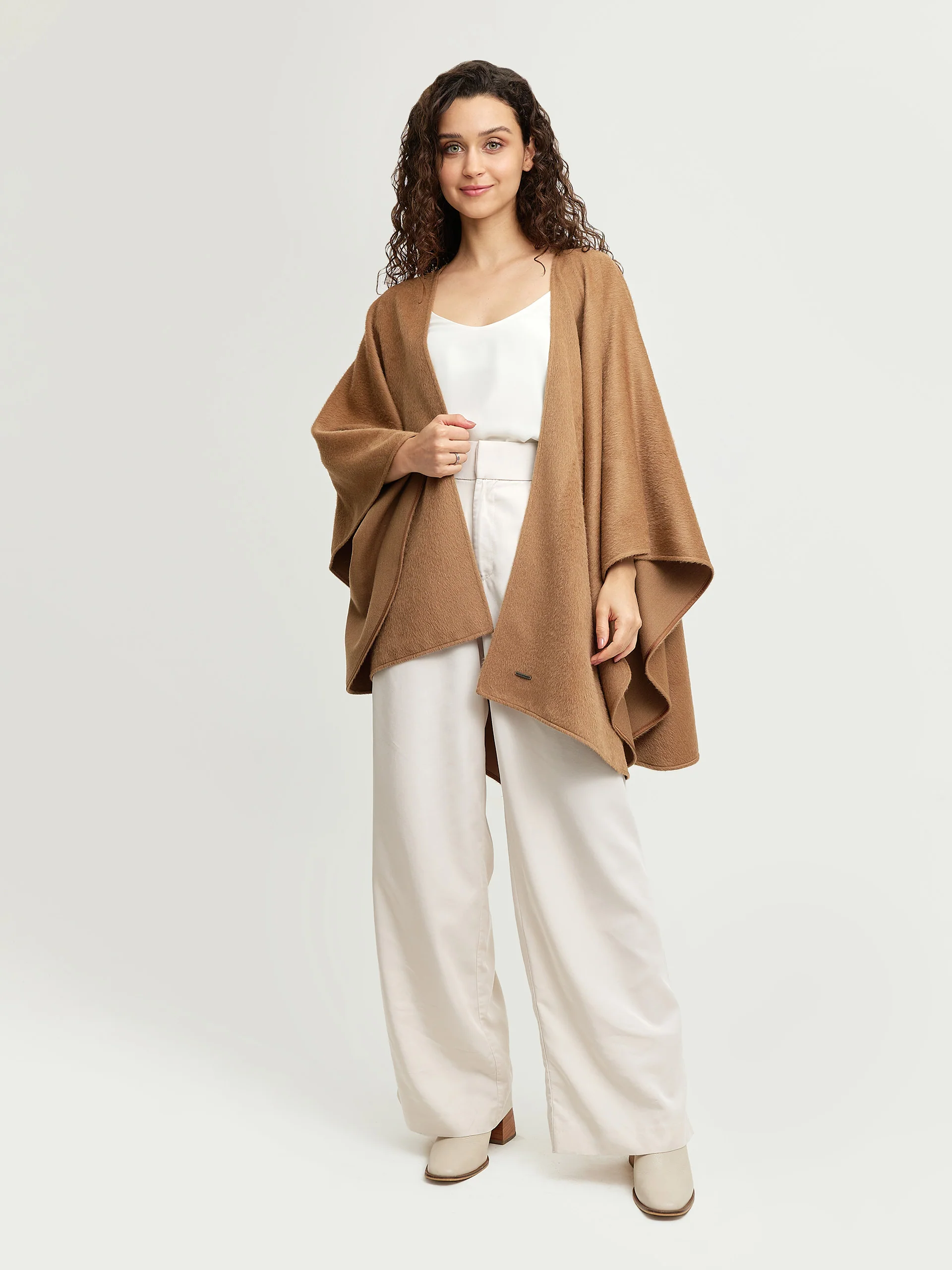 Gil Cape Baby Alpaca Color Camel - Image 4
