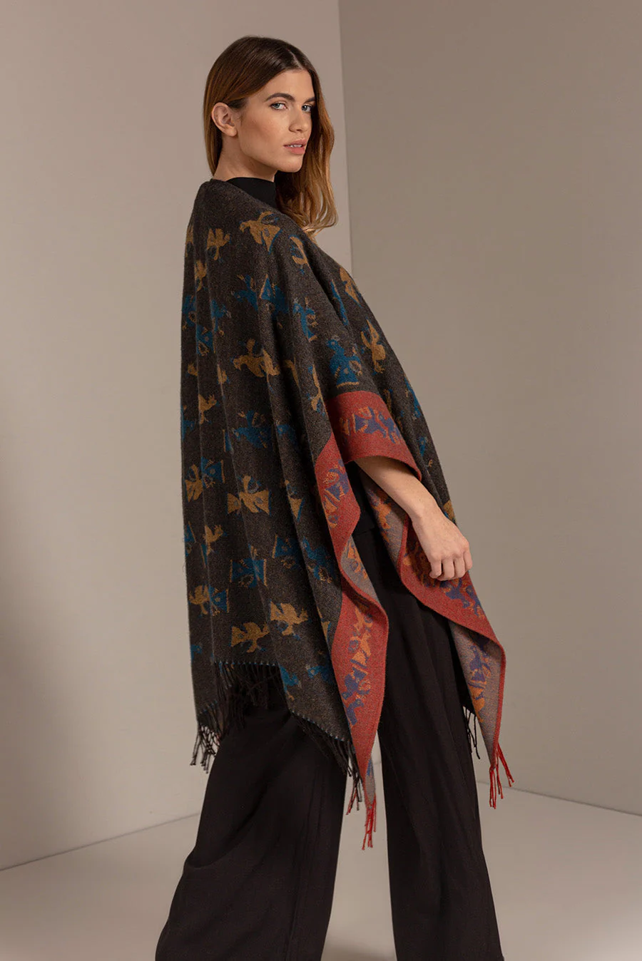 Nazca - 42 Cape Baby Alpaca Color Black - Image 3
