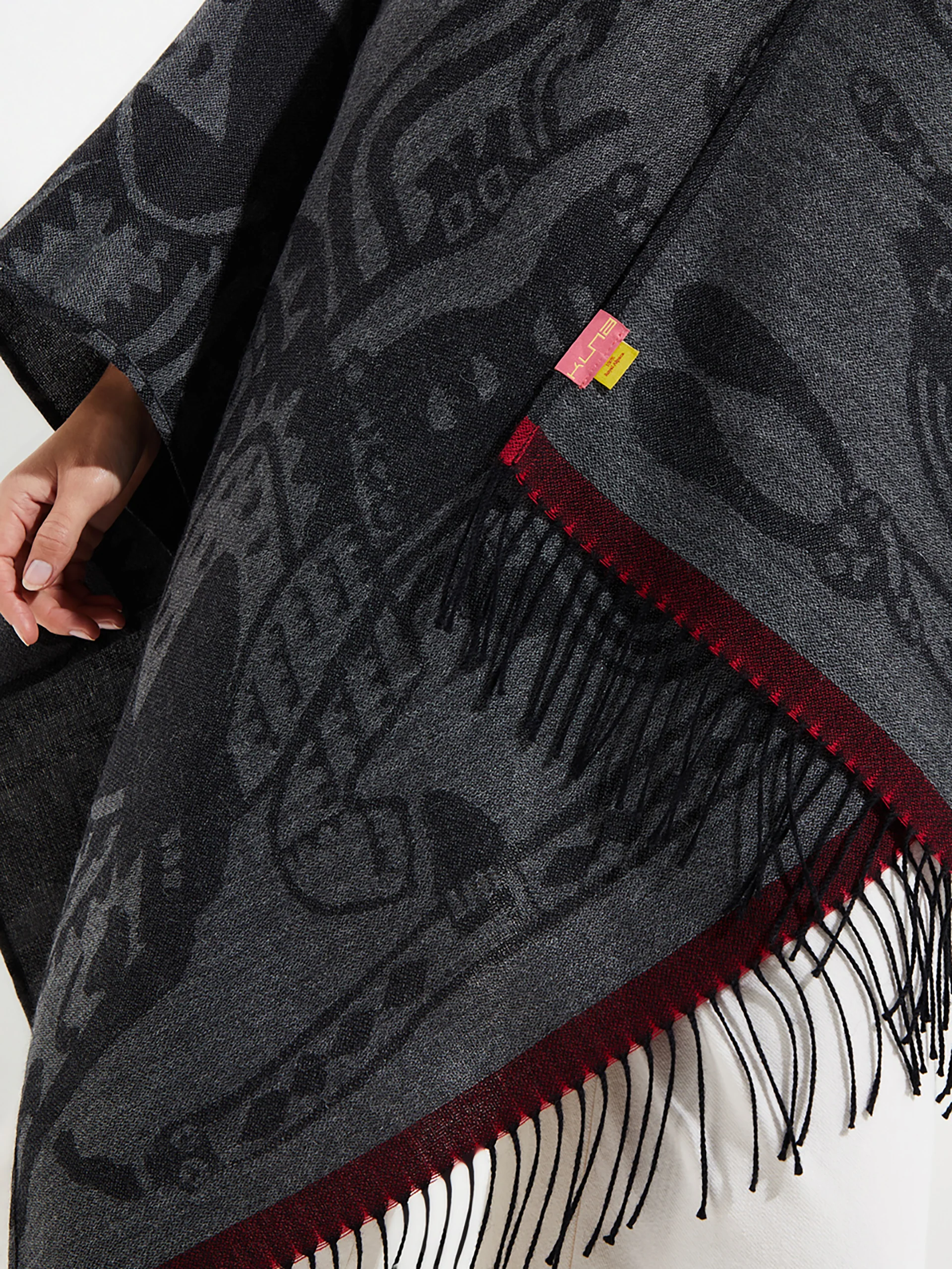 Nazca - 45 Cape Royal Alpaca Color Black - Image 2