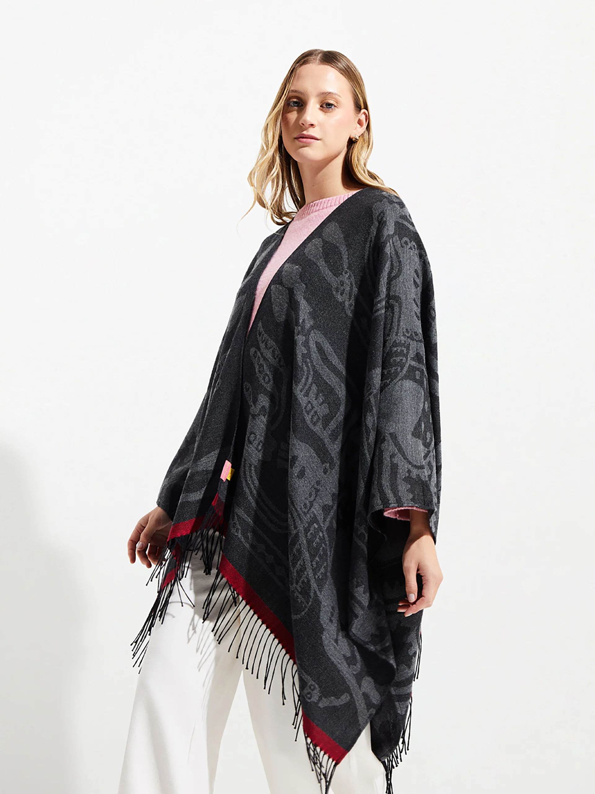 Nazca - 45 Cape Royal Alpaca Color Black - Image 3