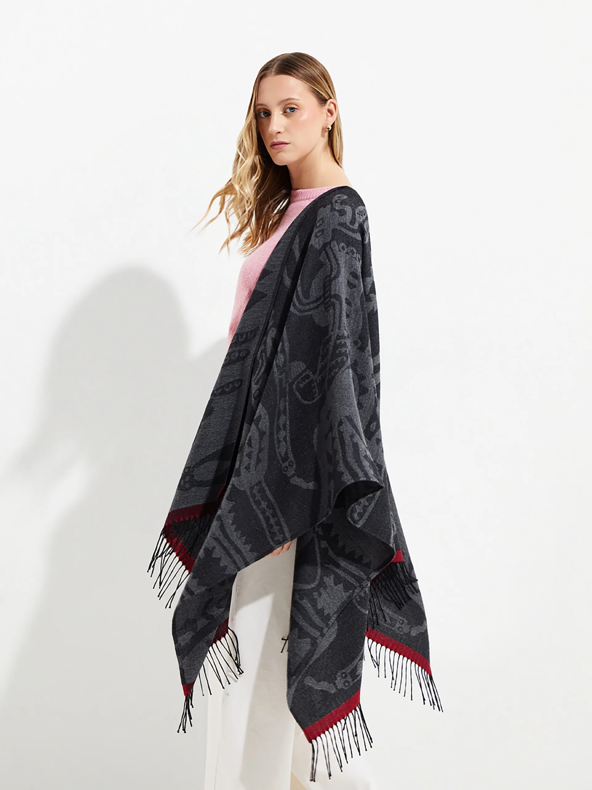 Nazca - 45 Cape Royal Alpaca Color Black - Image 4