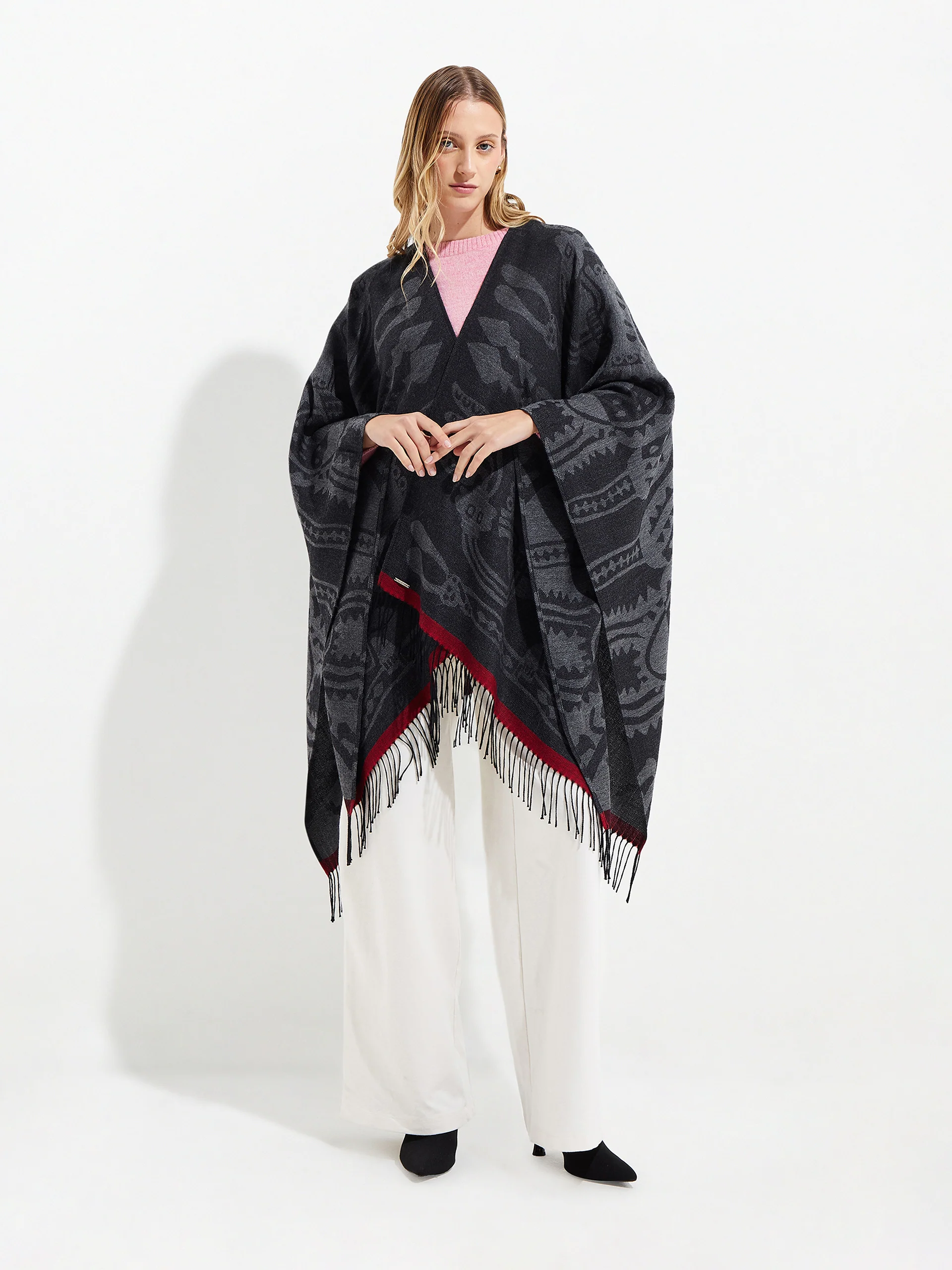 Nazca - 45 Cape Royal Alpaca Color Black - Image 5