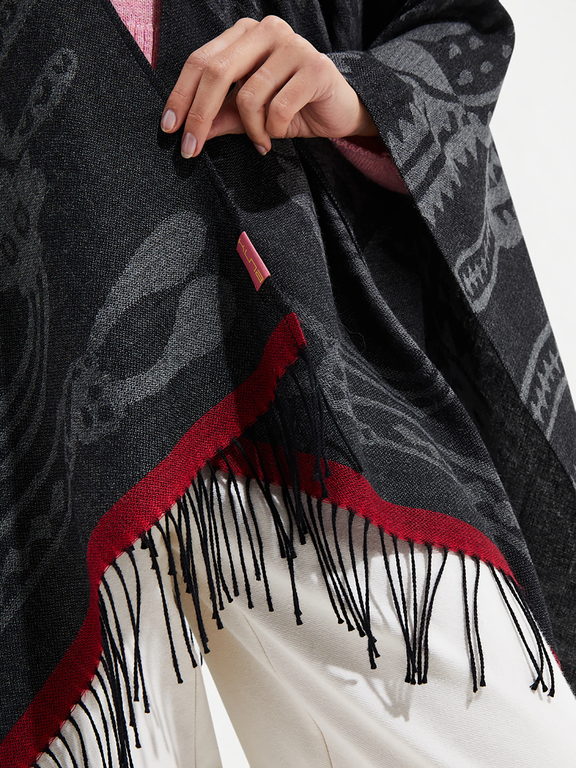 Nazca - 45 Cape Royal Alpaca Color Black - Image 6