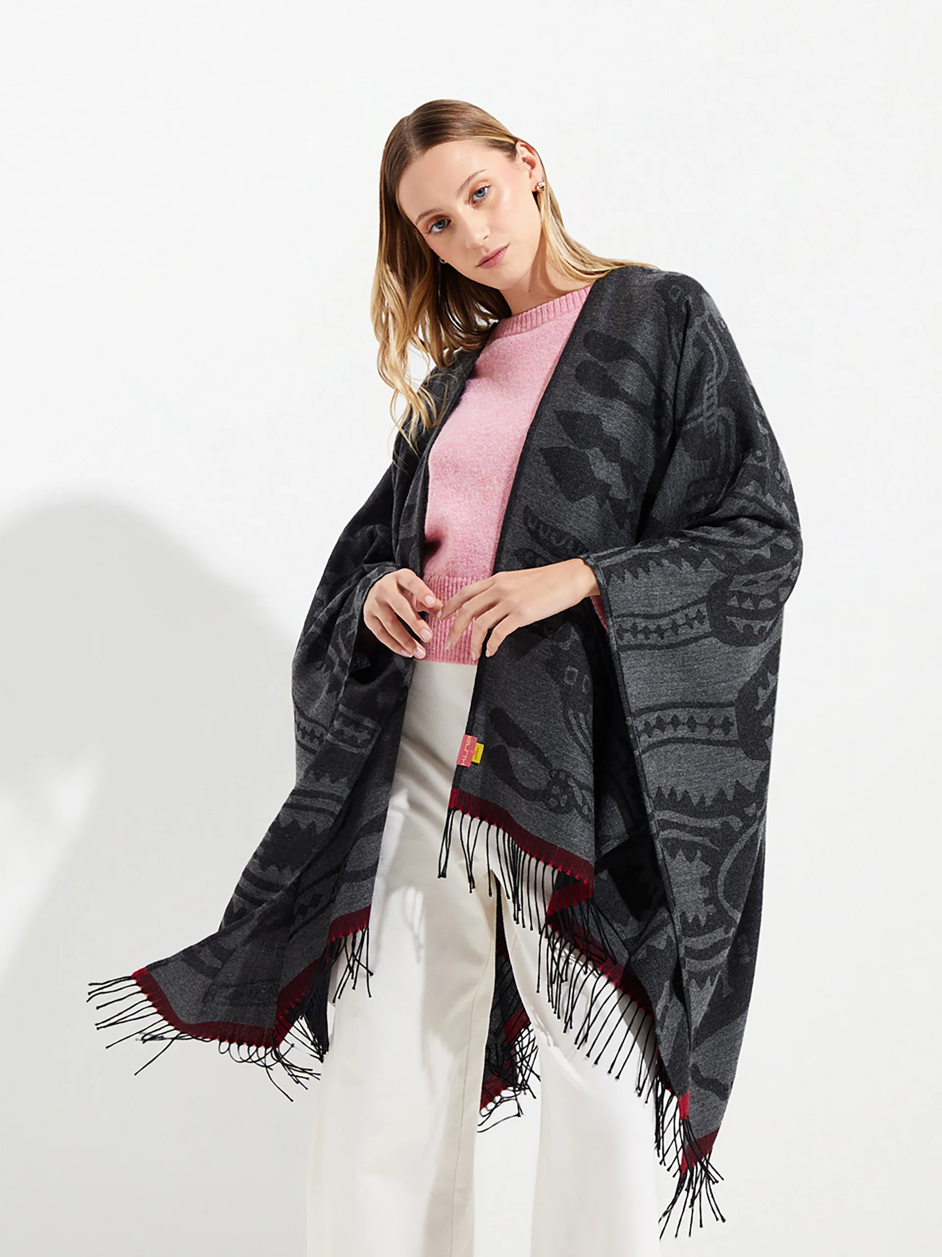 Nazca - 45 Cape Royal Alpaca Color Black - Image 8