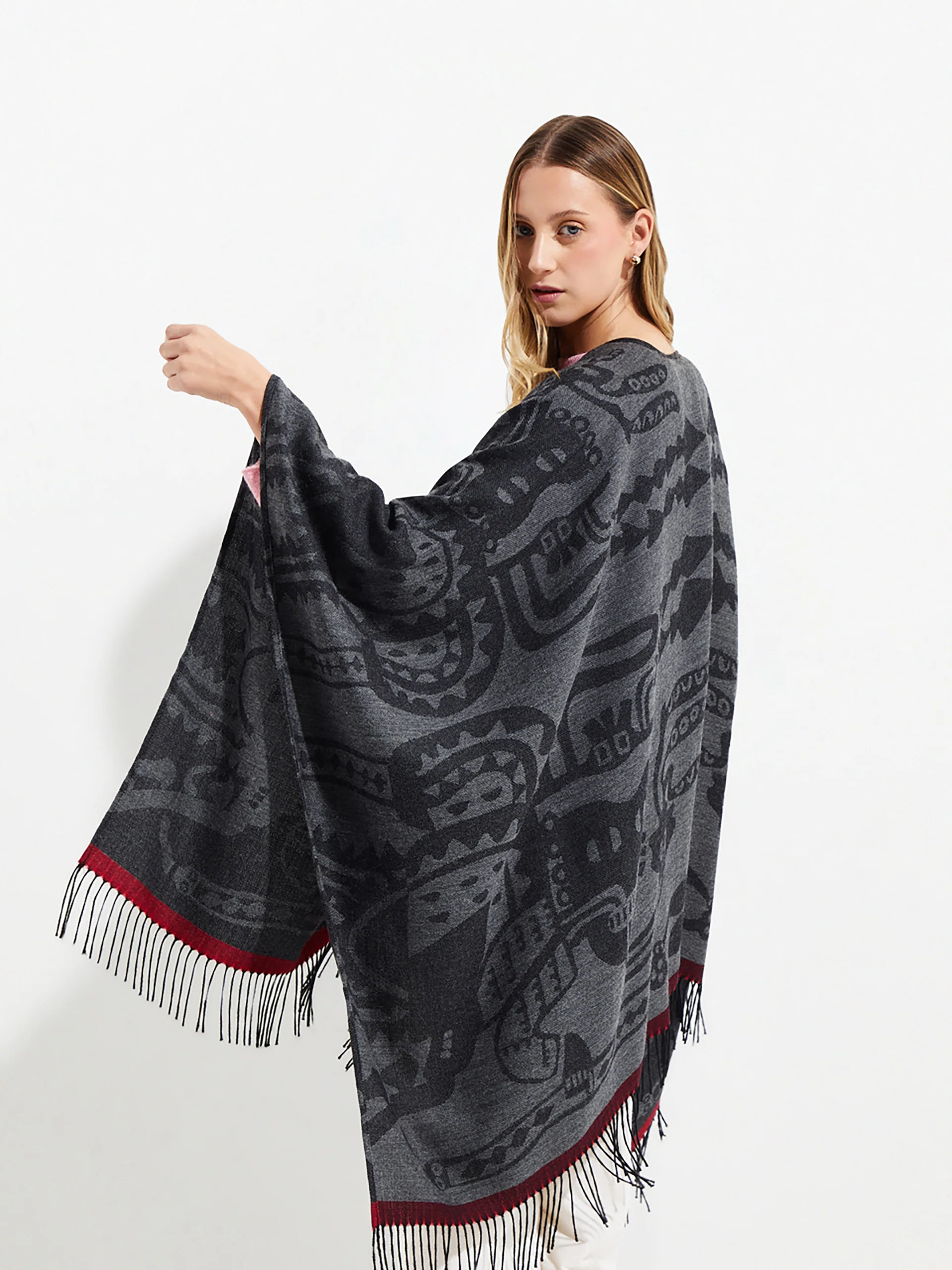 Nazca - 45 Cape Royal Alpaca Color Black - Image 9