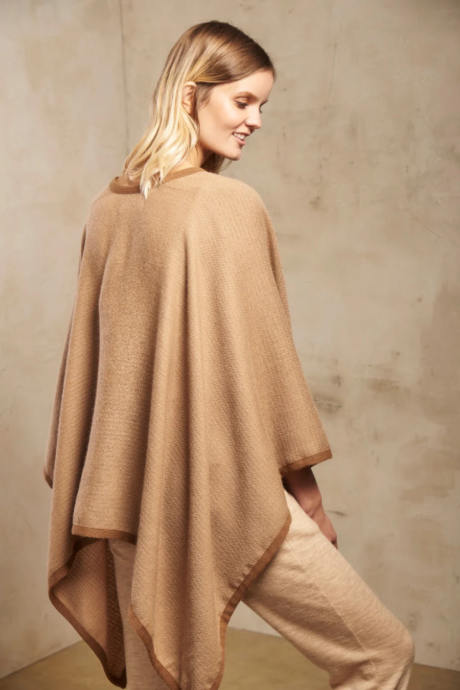 Relax Cape Baby Alpaca Color Beige - Image 3