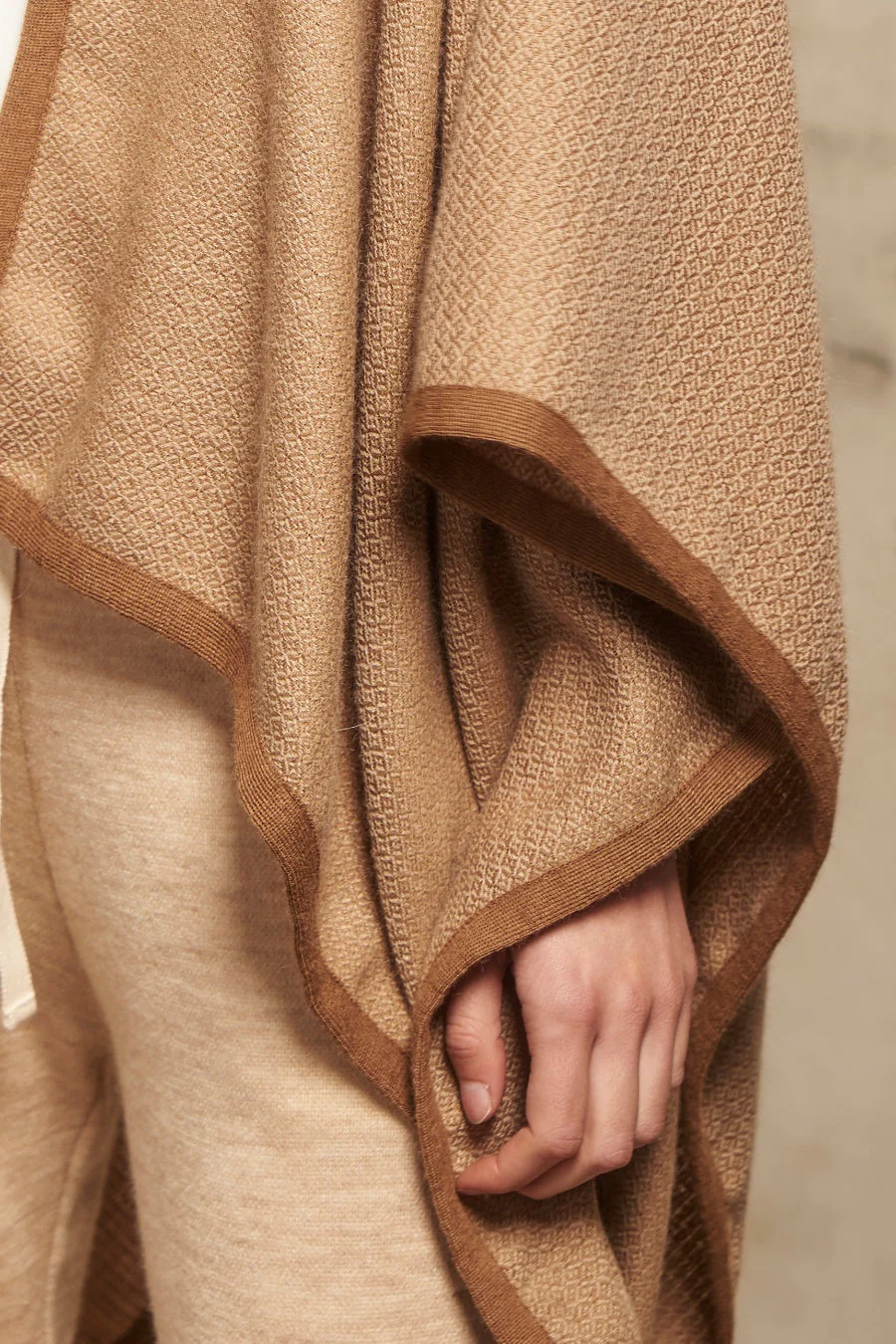 Relax Cape Baby Alpaca Color Beige - Image 4