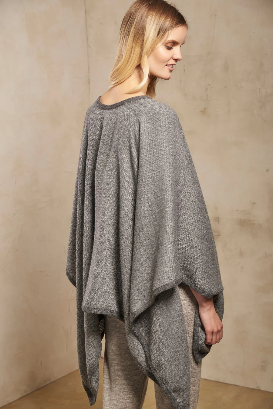 Relax Cape Baby Alpaca Color Grey - Image 3
