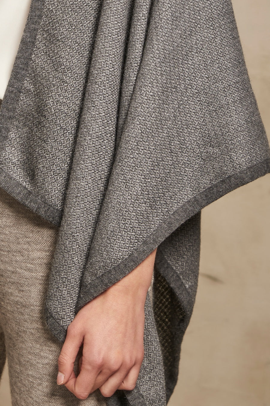 Relax Cape Baby Alpaca Color Grey - Image 4