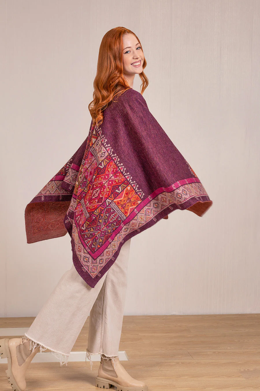 Valle Cape Baby Alpaca Color Vendimia - Image 3