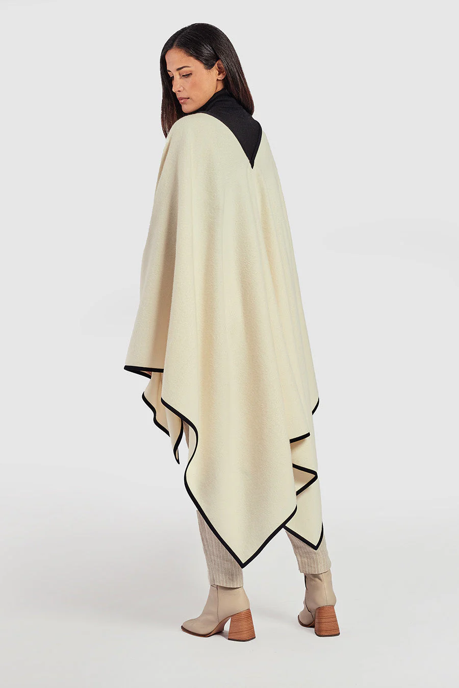 Warhol Cape Baby Alpaca Color Ecru - Image 3