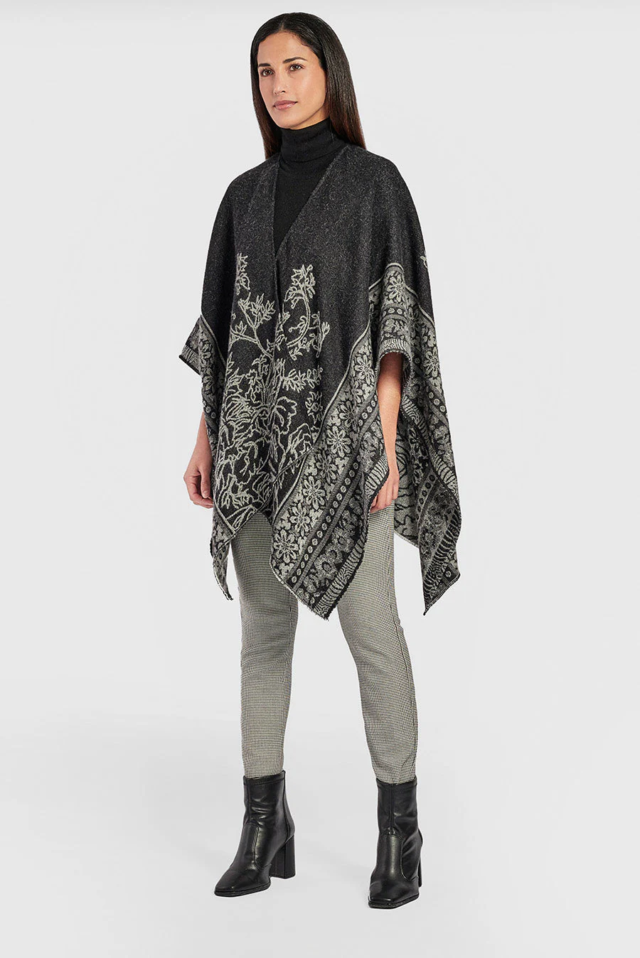 Wendolyn Cape Baby Alpaca Color B&W - Image 4