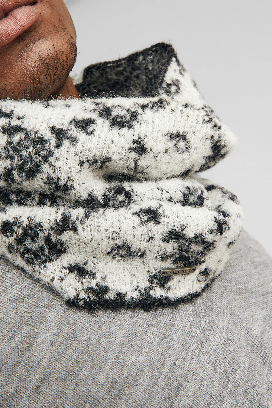 Warmi Neck Scarf Alpaca Color B&W - Image 5