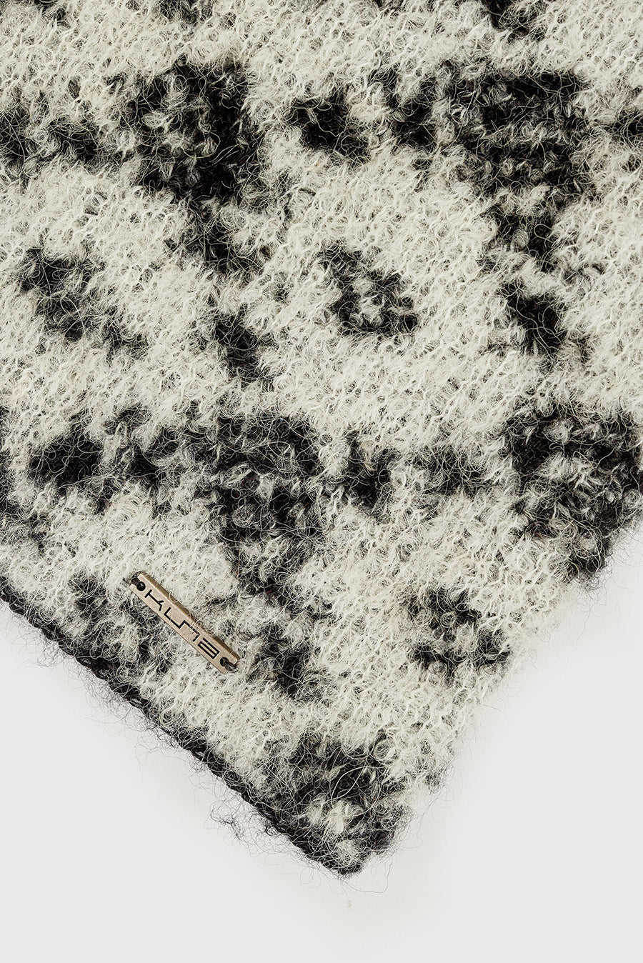 Warmi Neck Scarf Alpaca Color B&W - Image 8