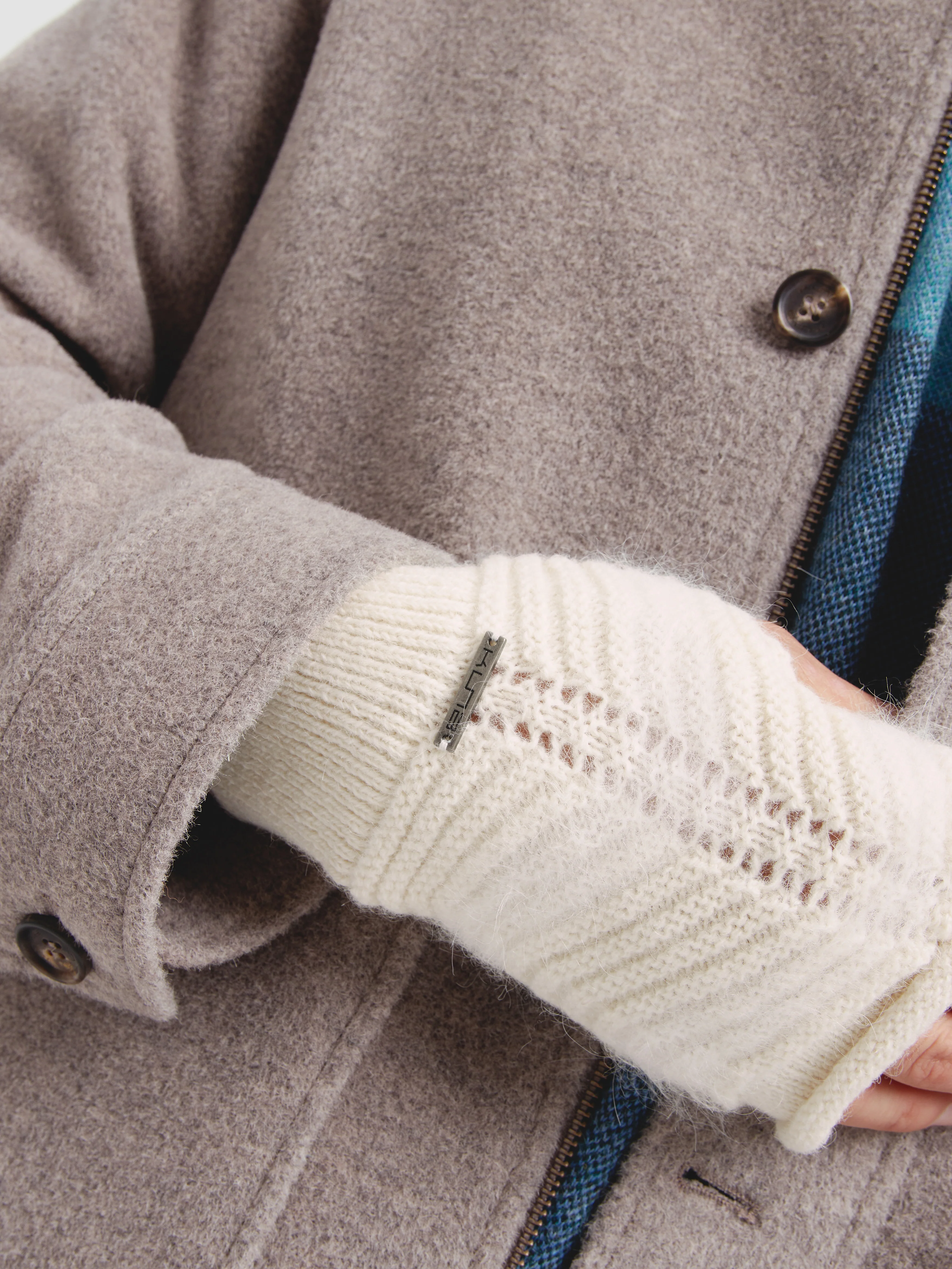 Cristal Gloves Baby Alpaca Color Ecru - Image 5