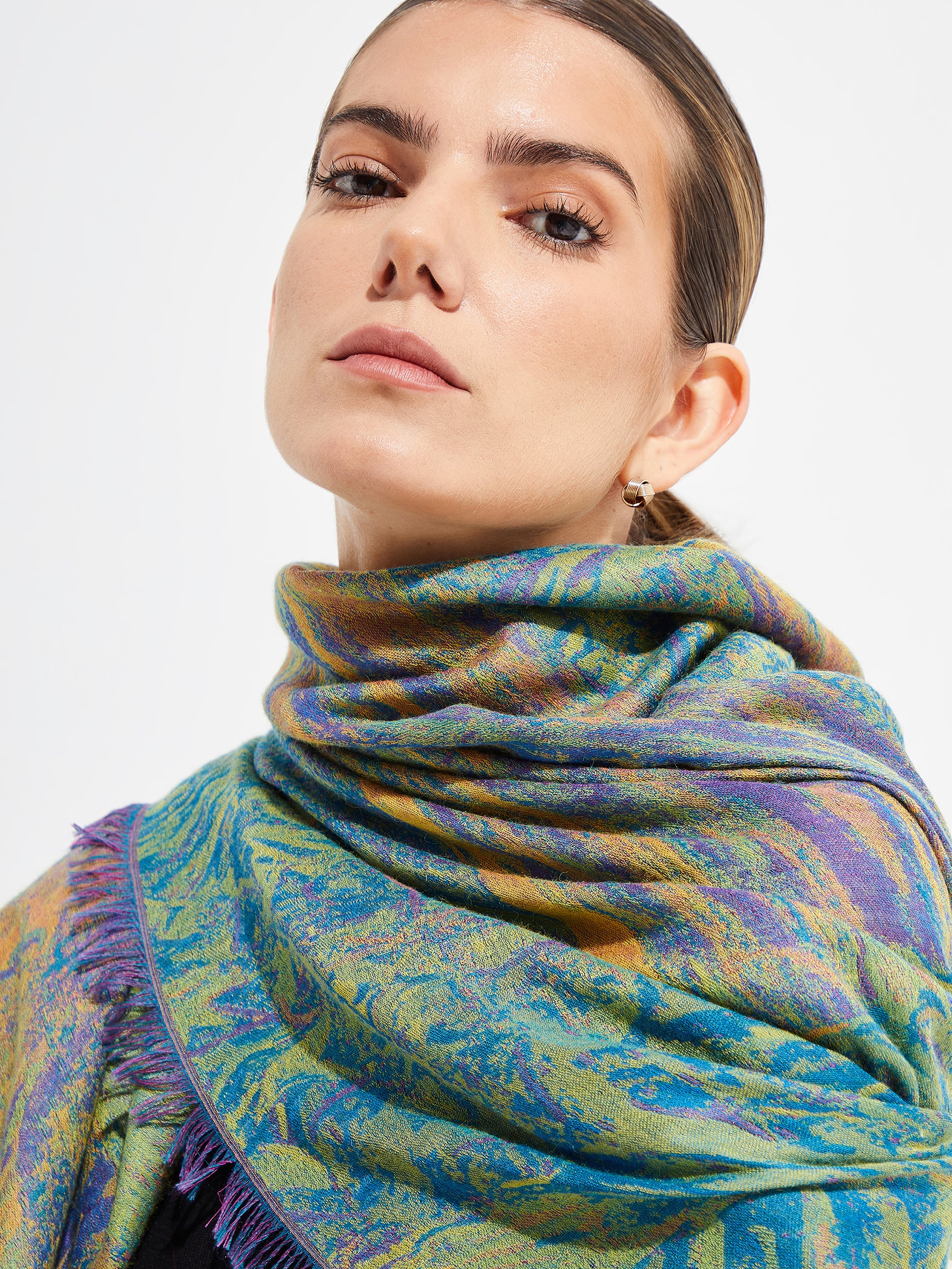 Eucalipto Arcoíris - Nueva Guinea Shawl Royal Alpaca & Silk Color Multicolor - Image 3