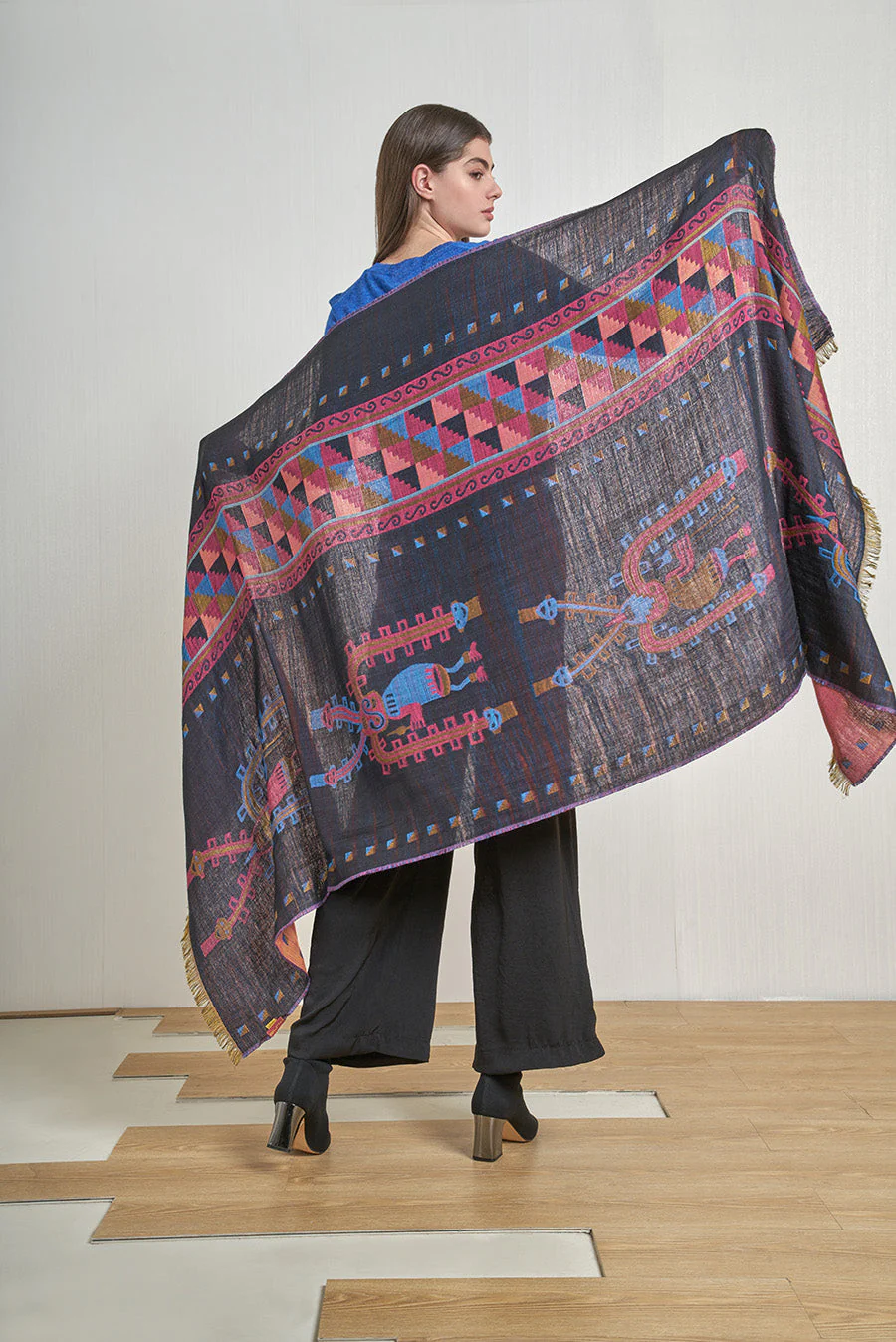 Nazca - 32 Shawl Royal Alpaca & Silk Color Black - Image 3
