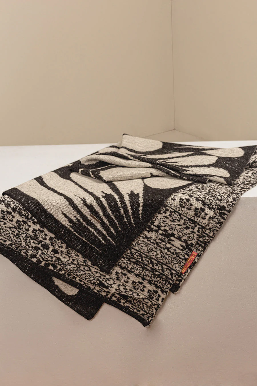 Uambo Shawl Baby Alpaca Color Black & Ecru - Image 4