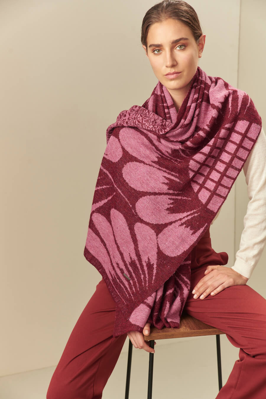 Uambo Shawl Baby Alpaca Color China & Damask - Image 4