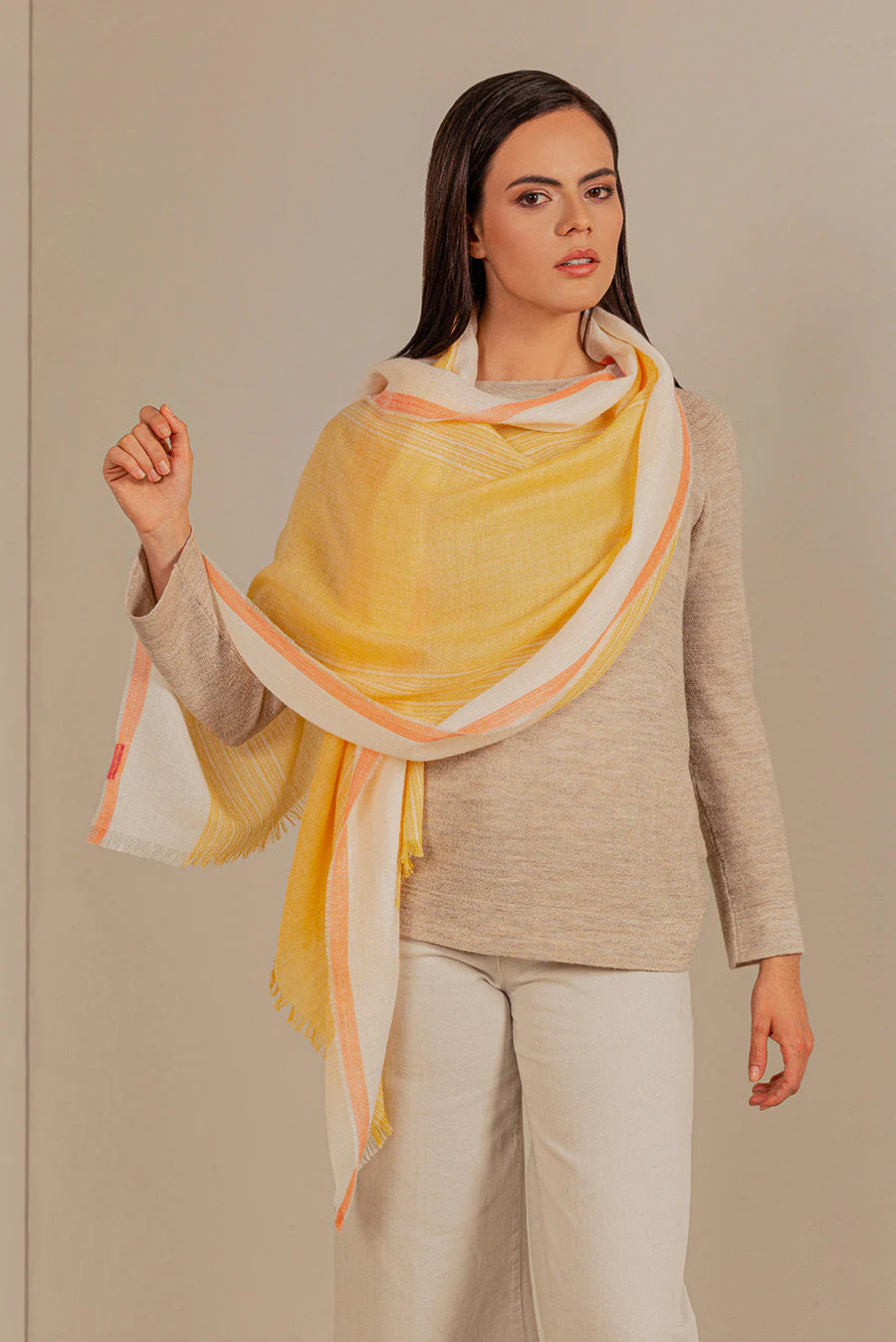 Ufana Shawl Baby Alpaca Color Amarillo