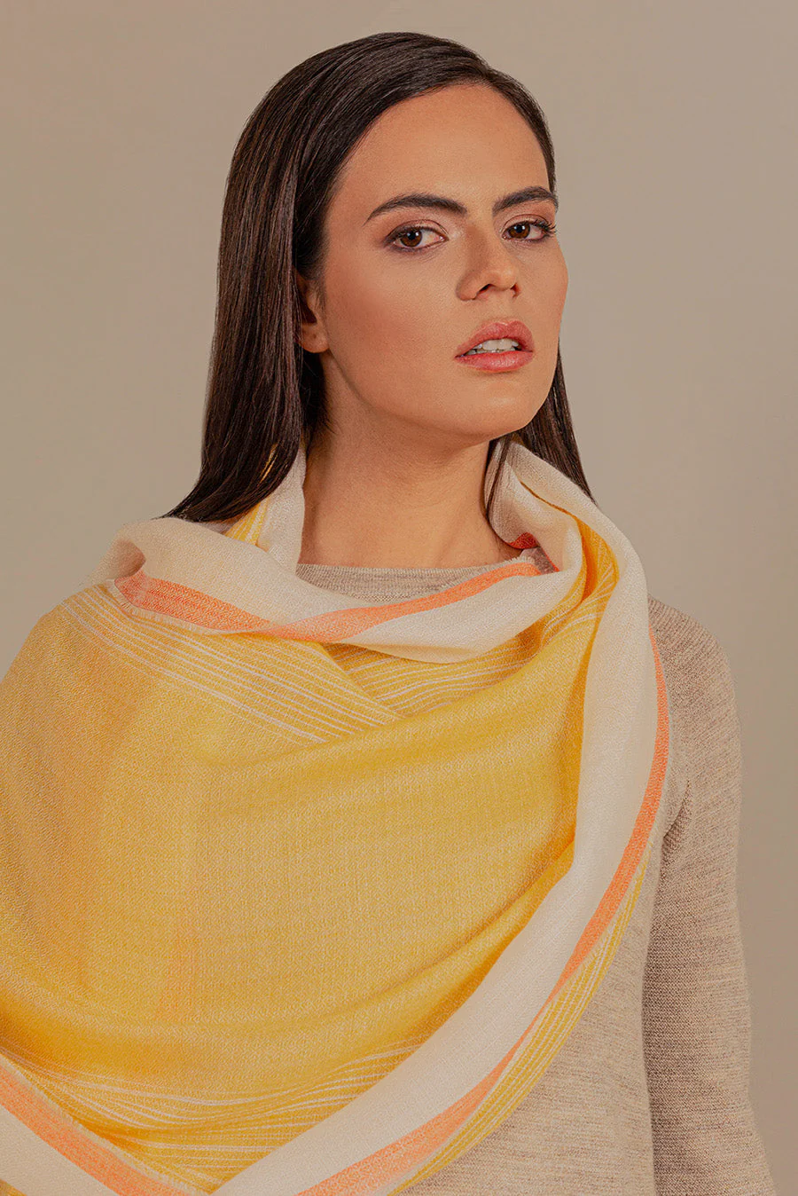 Ufana Shawl Baby Alpaca Color Amarillo - Image 3