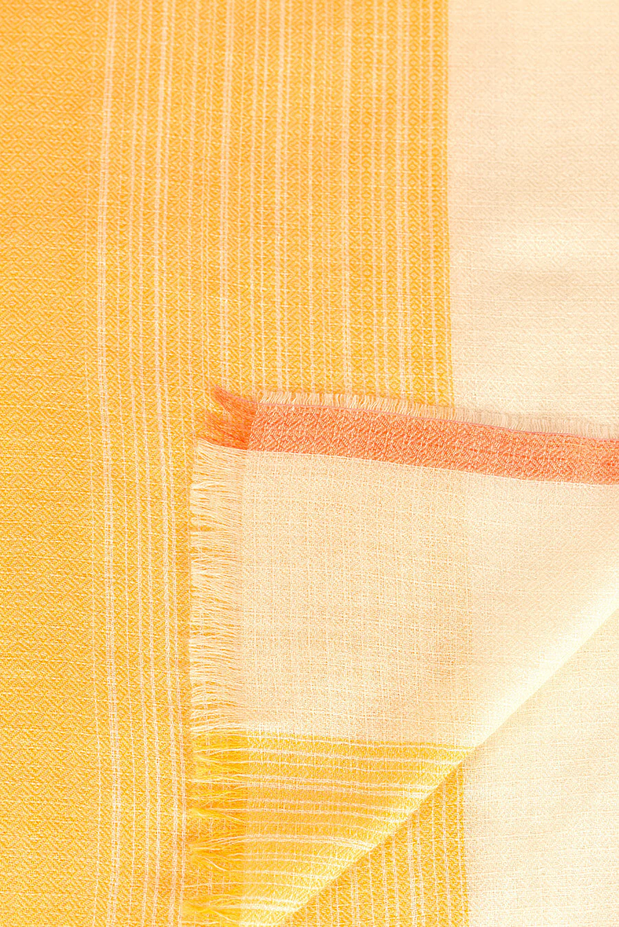 Ufana Shawl Baby Alpaca Color Amarillo - Image 4