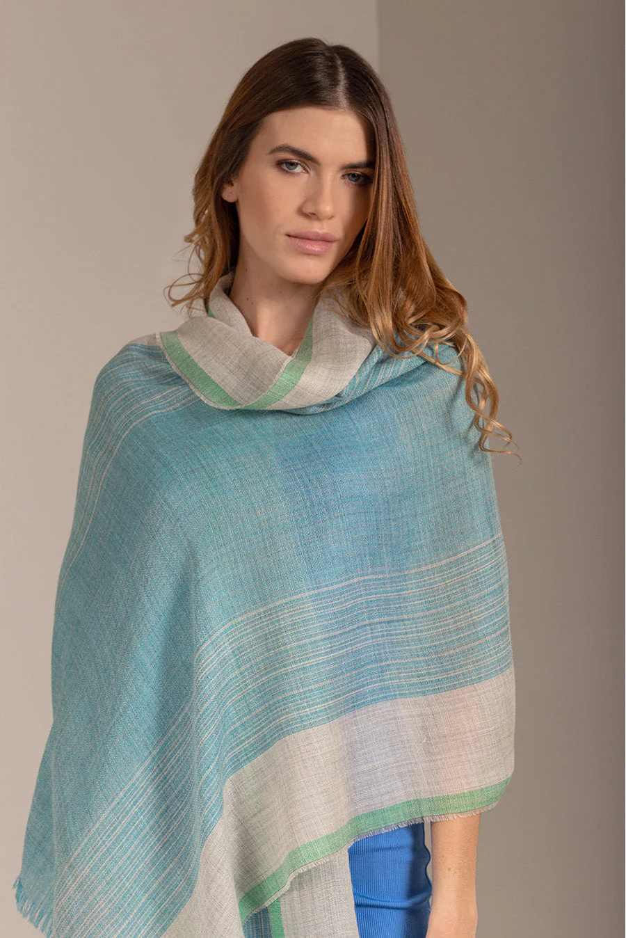 Ufana Shawl Baby Alpaca Color Turquesa - Image 3