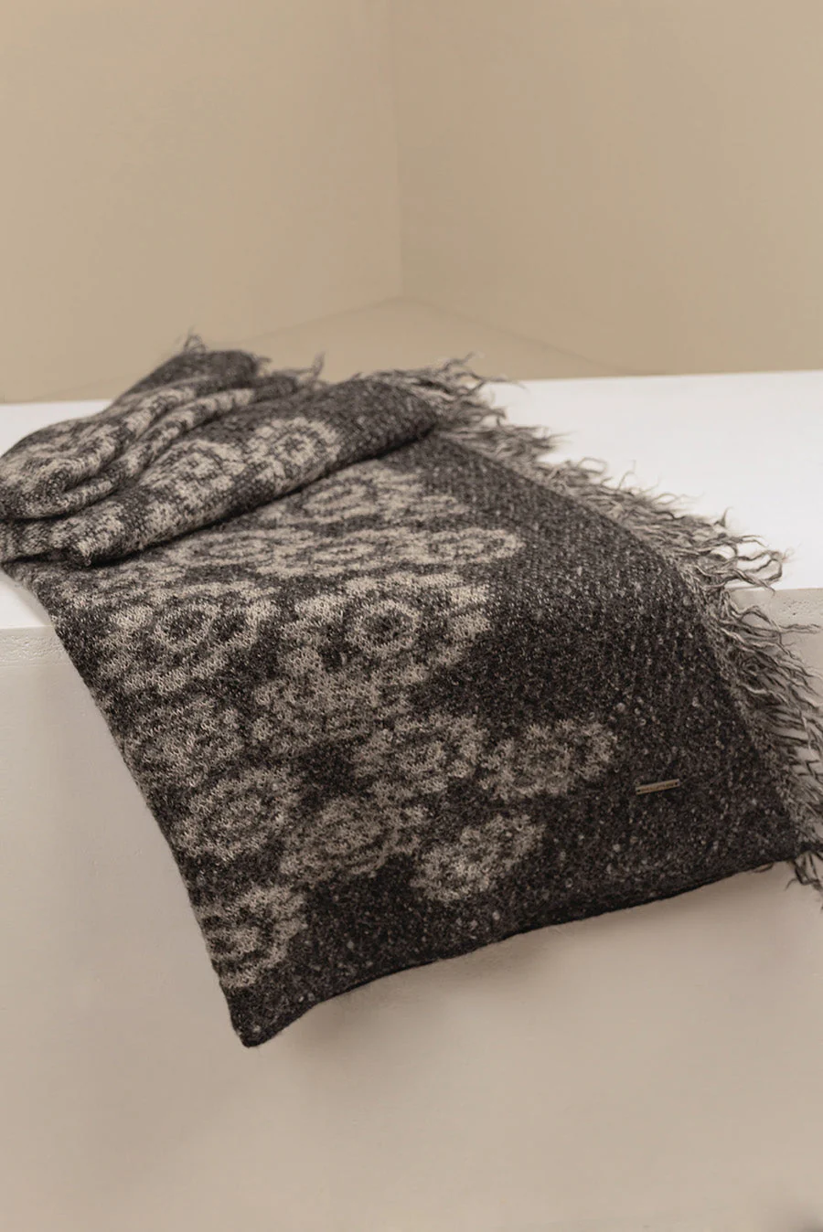 Ulsa Shawl Baby Alpaca Color Antracite & Luna - Image 2