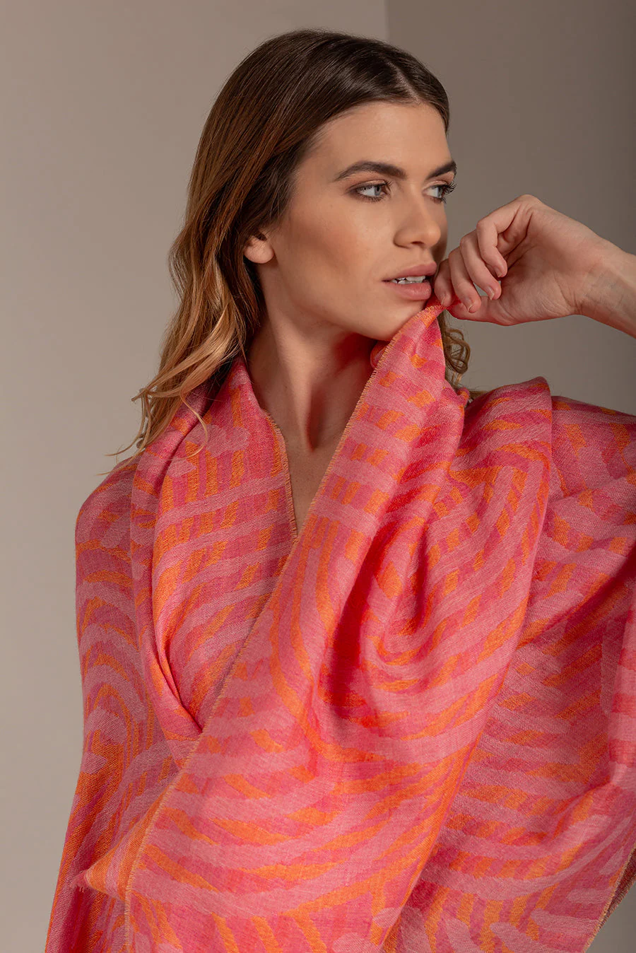 Ultravioleta Shawl Baby Alpaca Color Pink - Image 3
