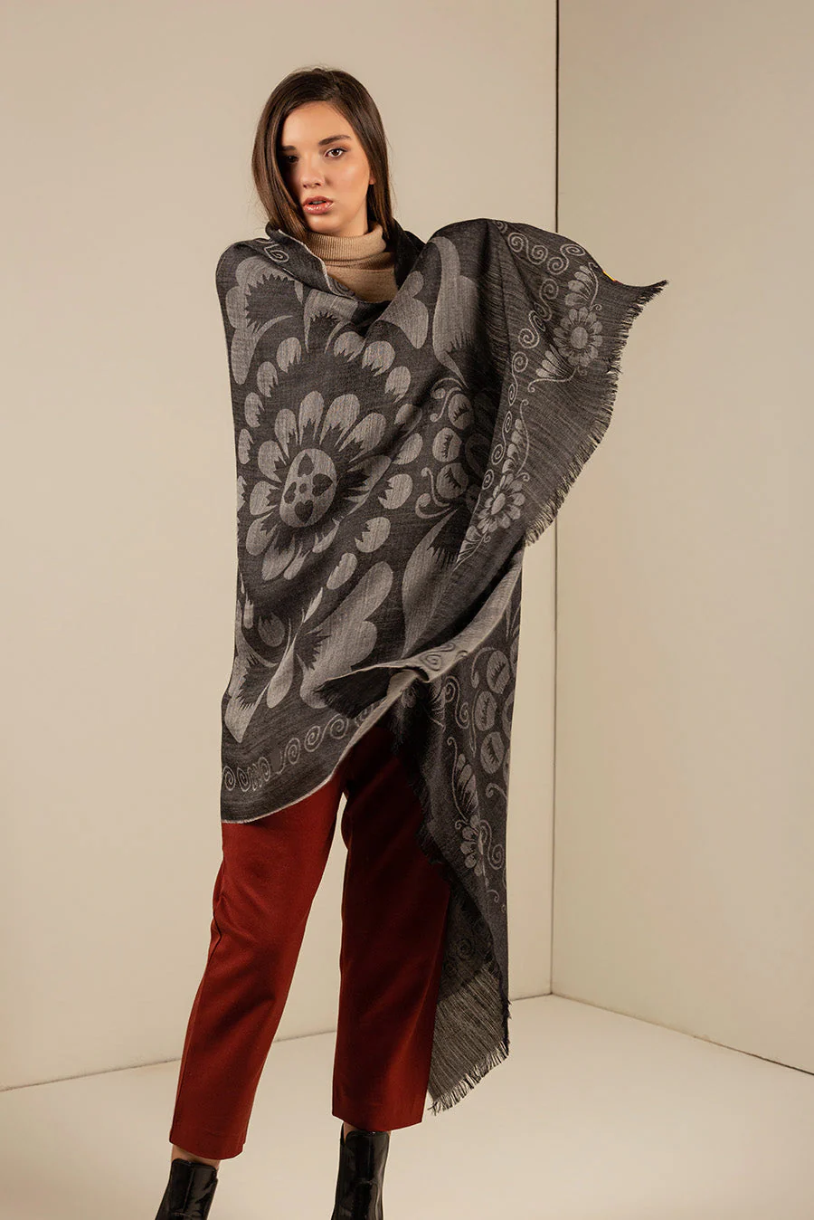 Unwrap Shawl Baby Alpaca Color Black - Image 2