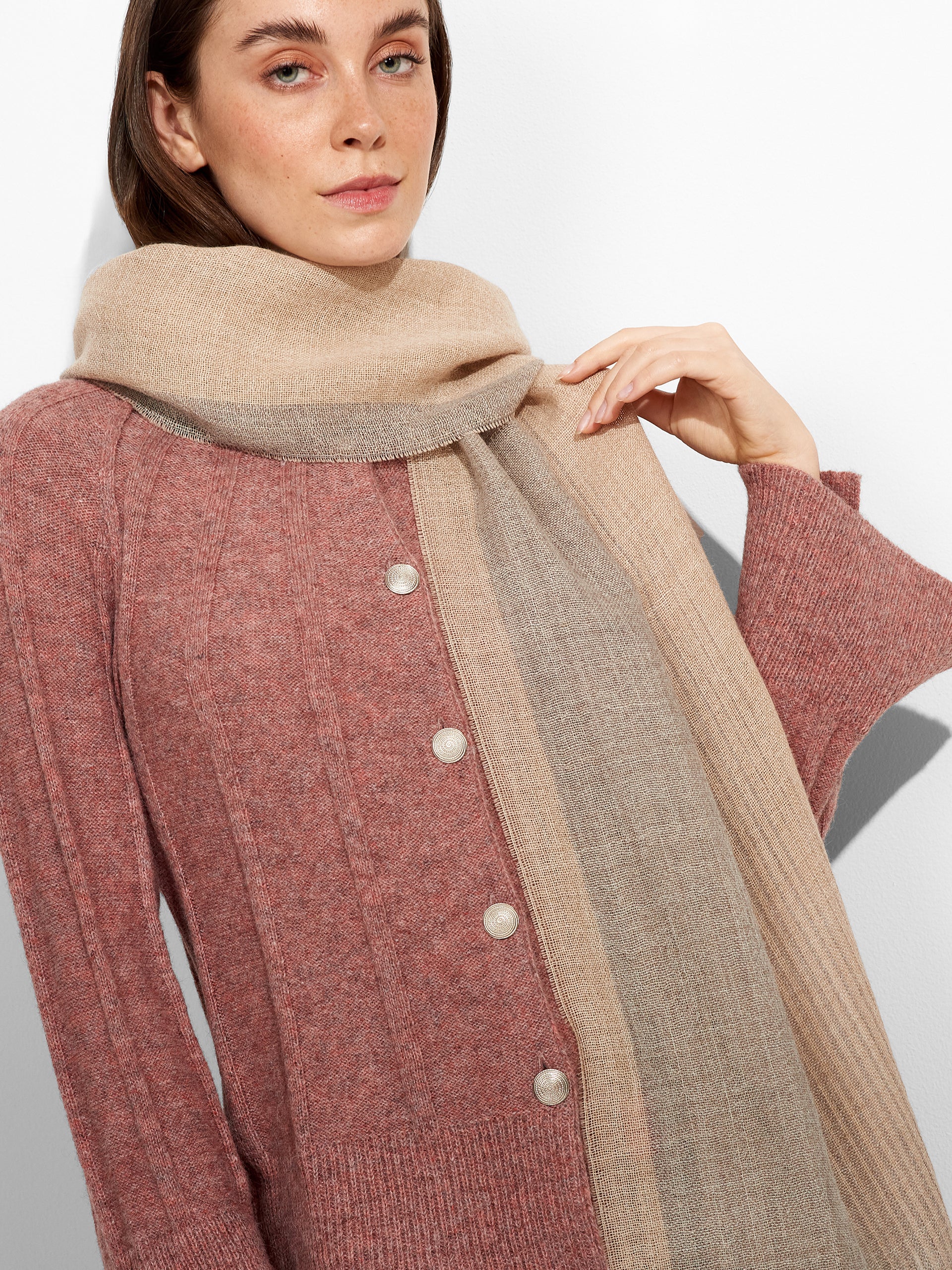 Pesca Shawl Baby Alpaca Color Grey - Image 3