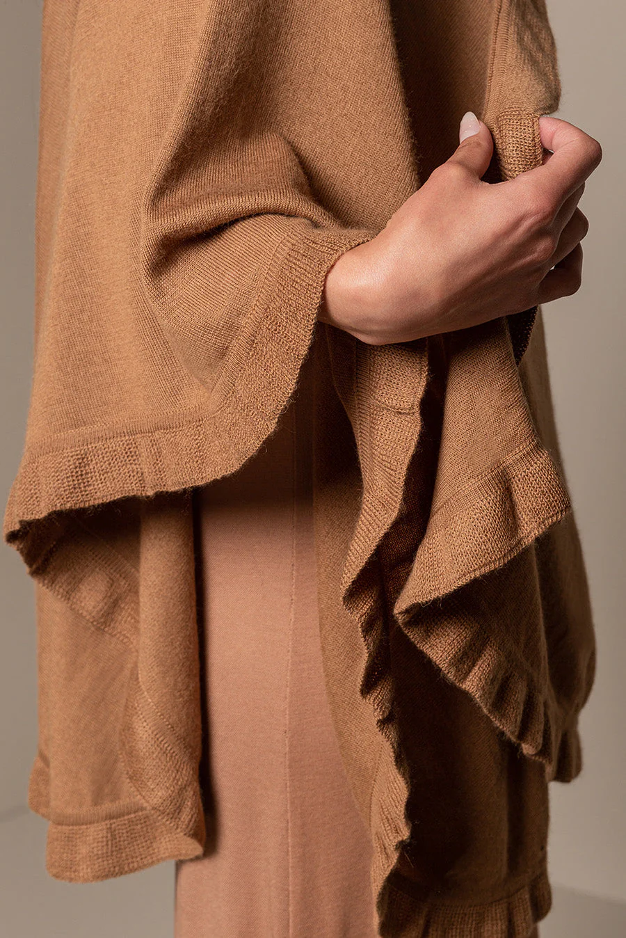 Bromelia Poncho Alpaca 16 Color Camel - Image 4