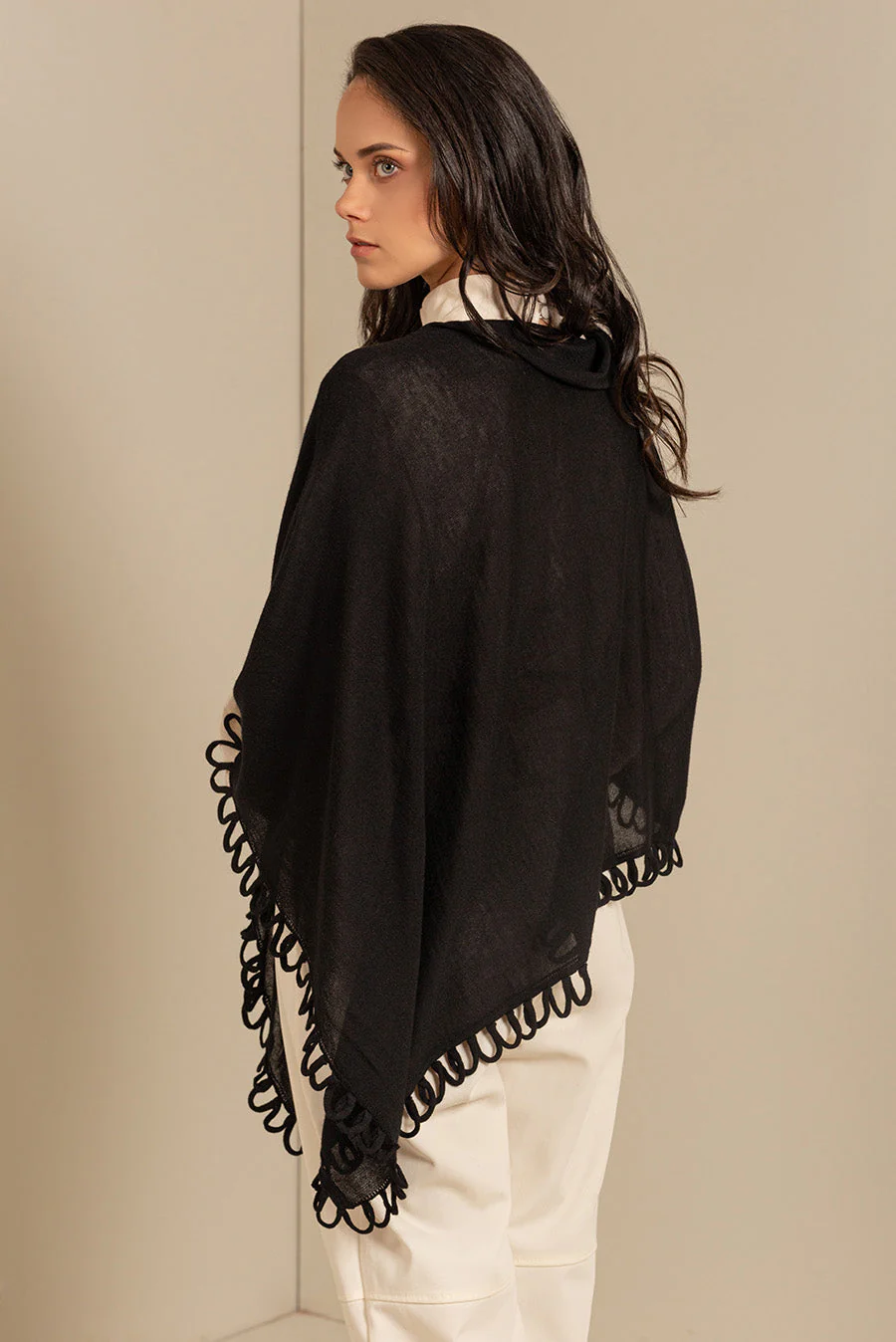 Bruma Poncho Alpaca 16 Color Black - Image 2