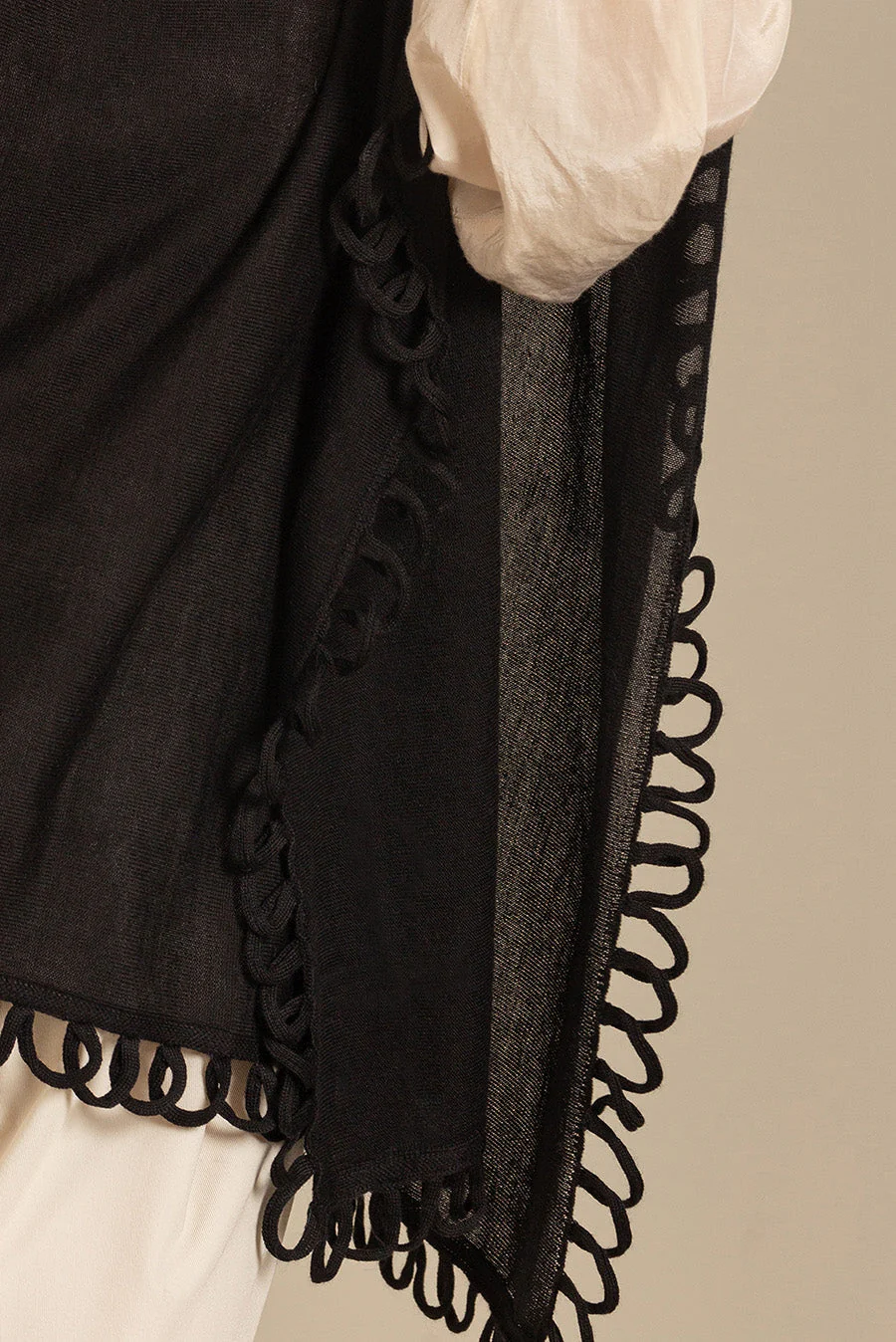 Bruma Poncho Alpaca 16 Color Black - Image 4