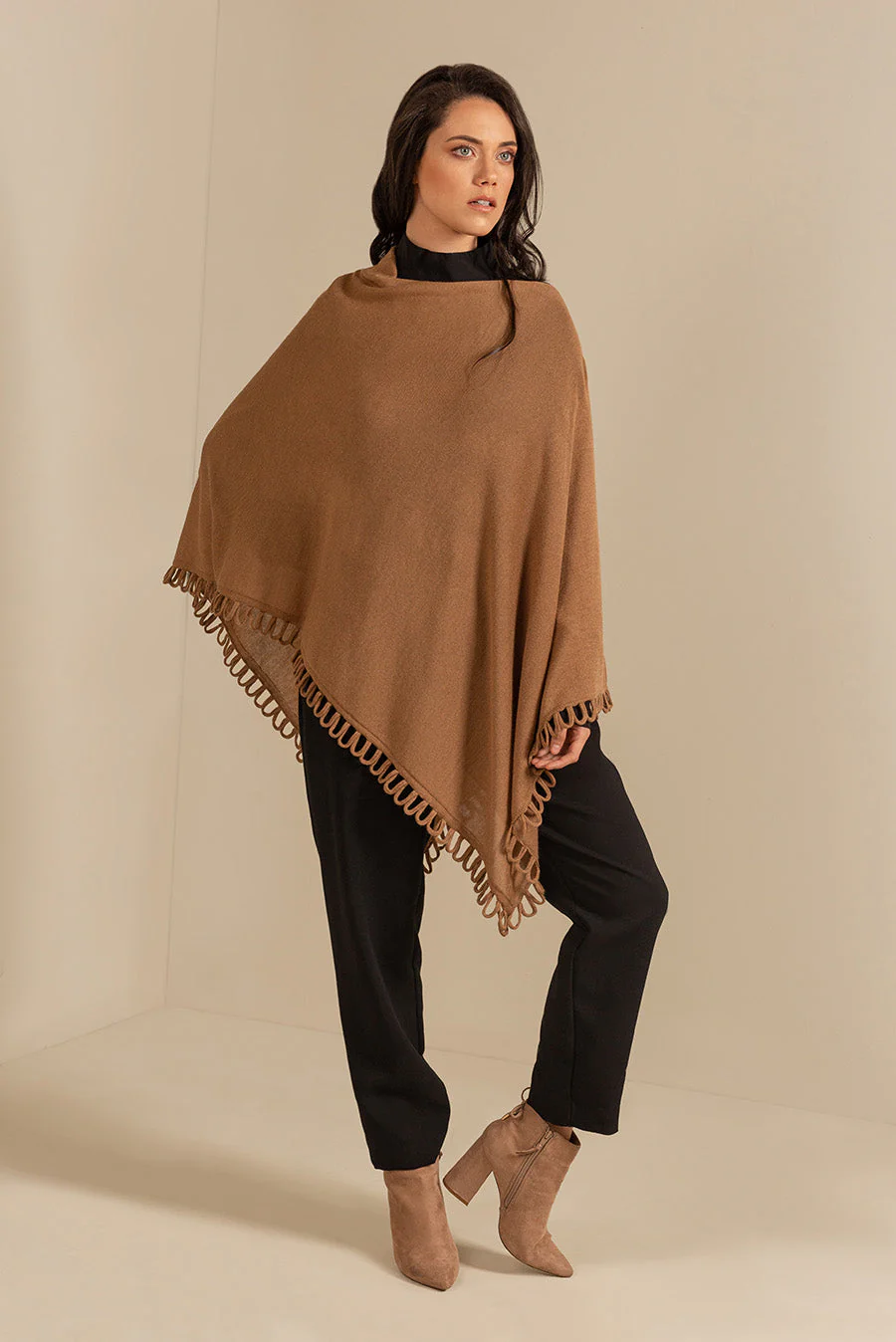 Bruma Poncho Alpaca 16 Color Camel - Image 3