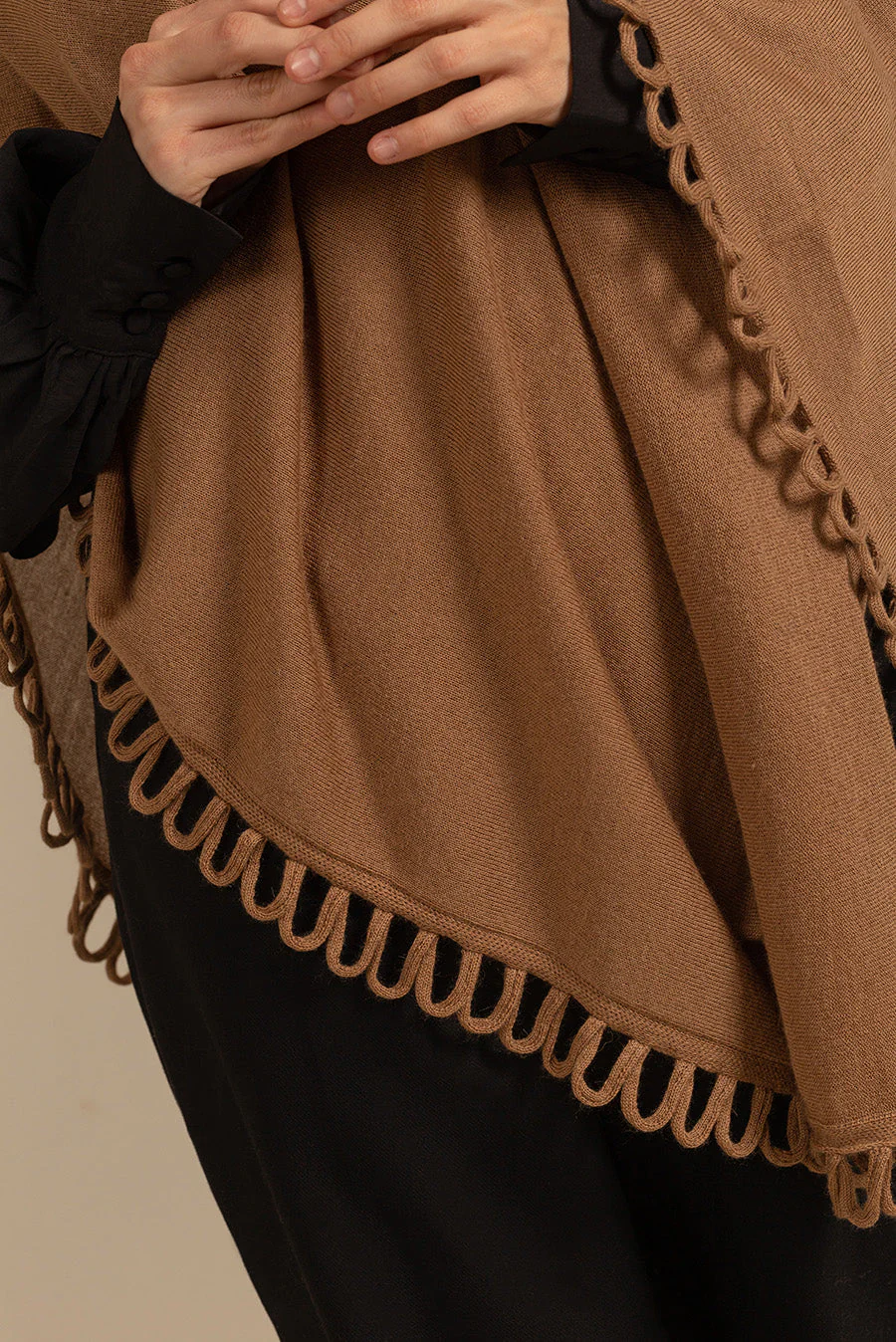 Bruma Poncho Alpaca 16 Color Camel - Image 4