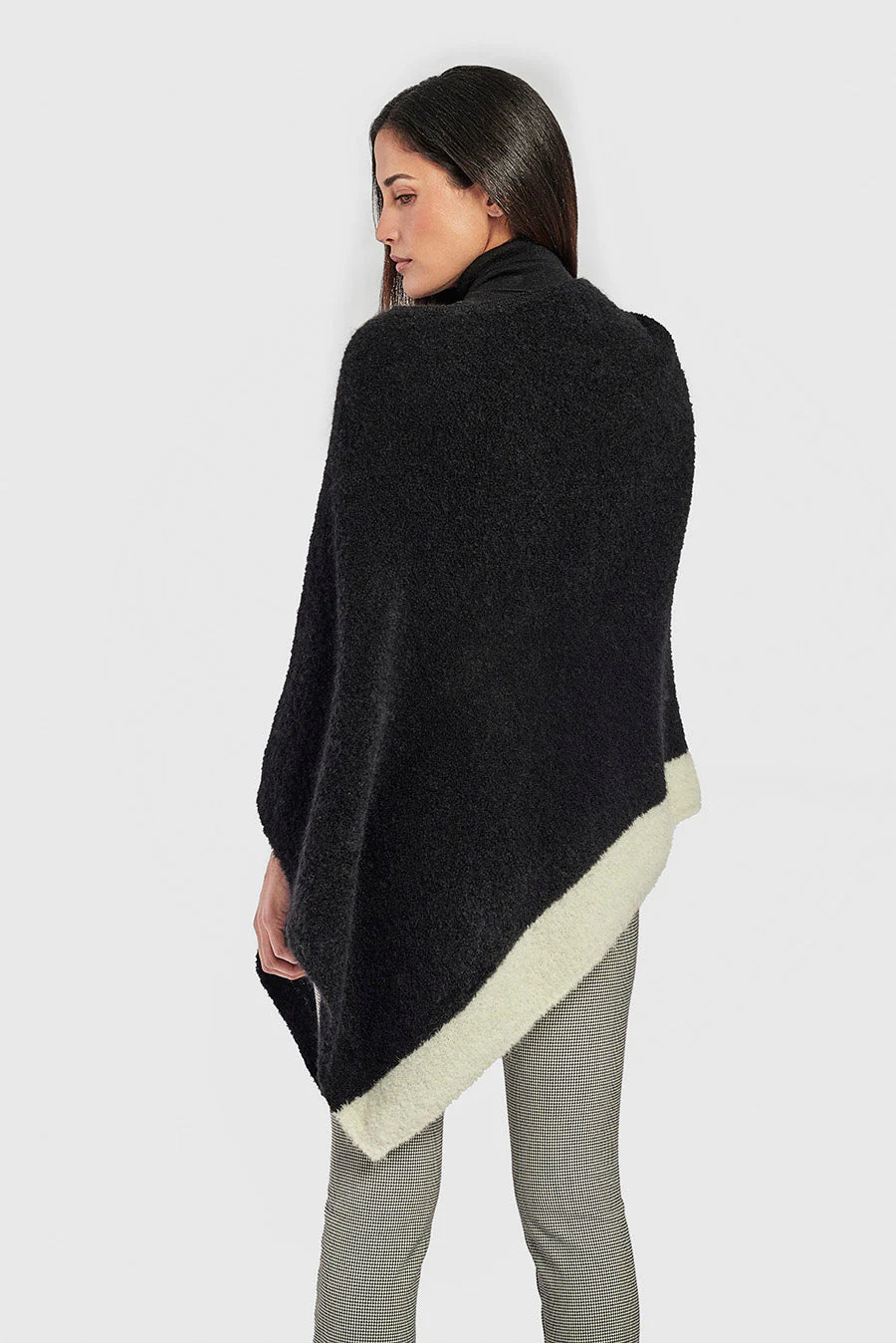 Wasi Poncho Alpaca Color Black - Image 3