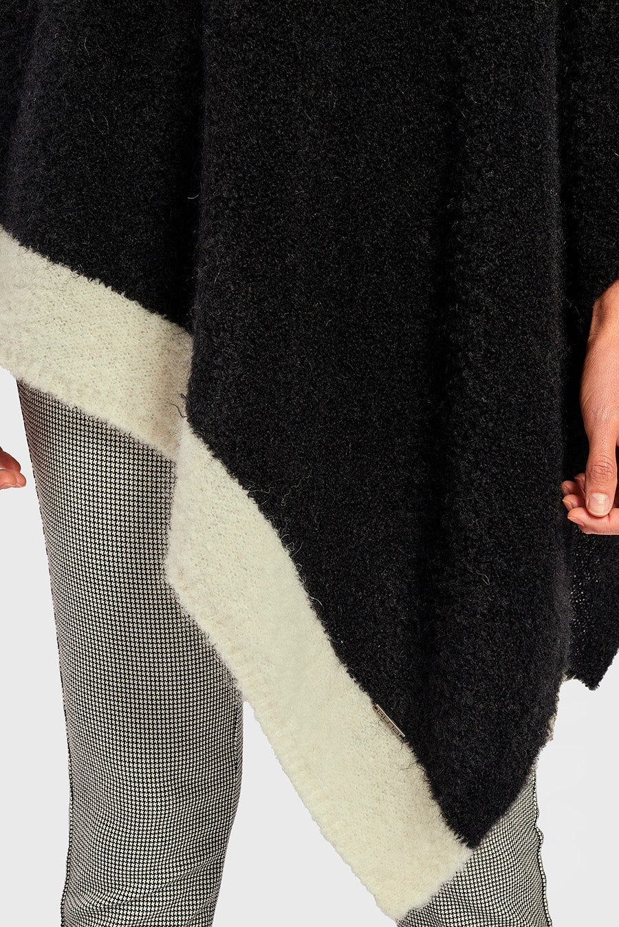 Wasi Poncho Alpaca Color Black - Image 5