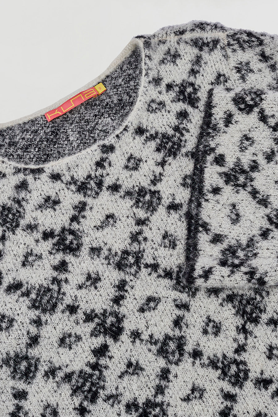 Warmi Sweater Alpaca Color B&W - Image 5