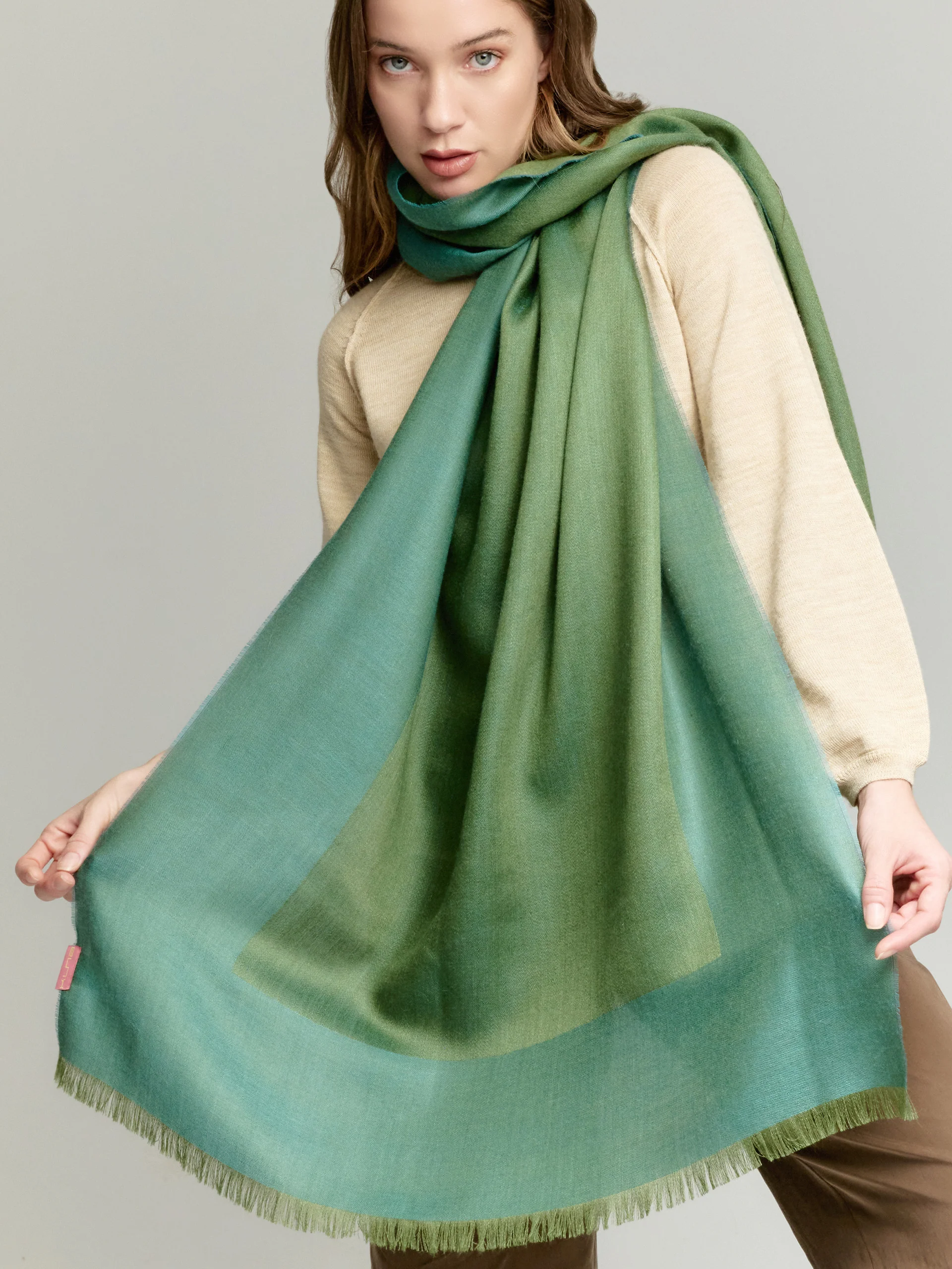 Vaes Shawl Baby Alpaca Color Green - Image 3