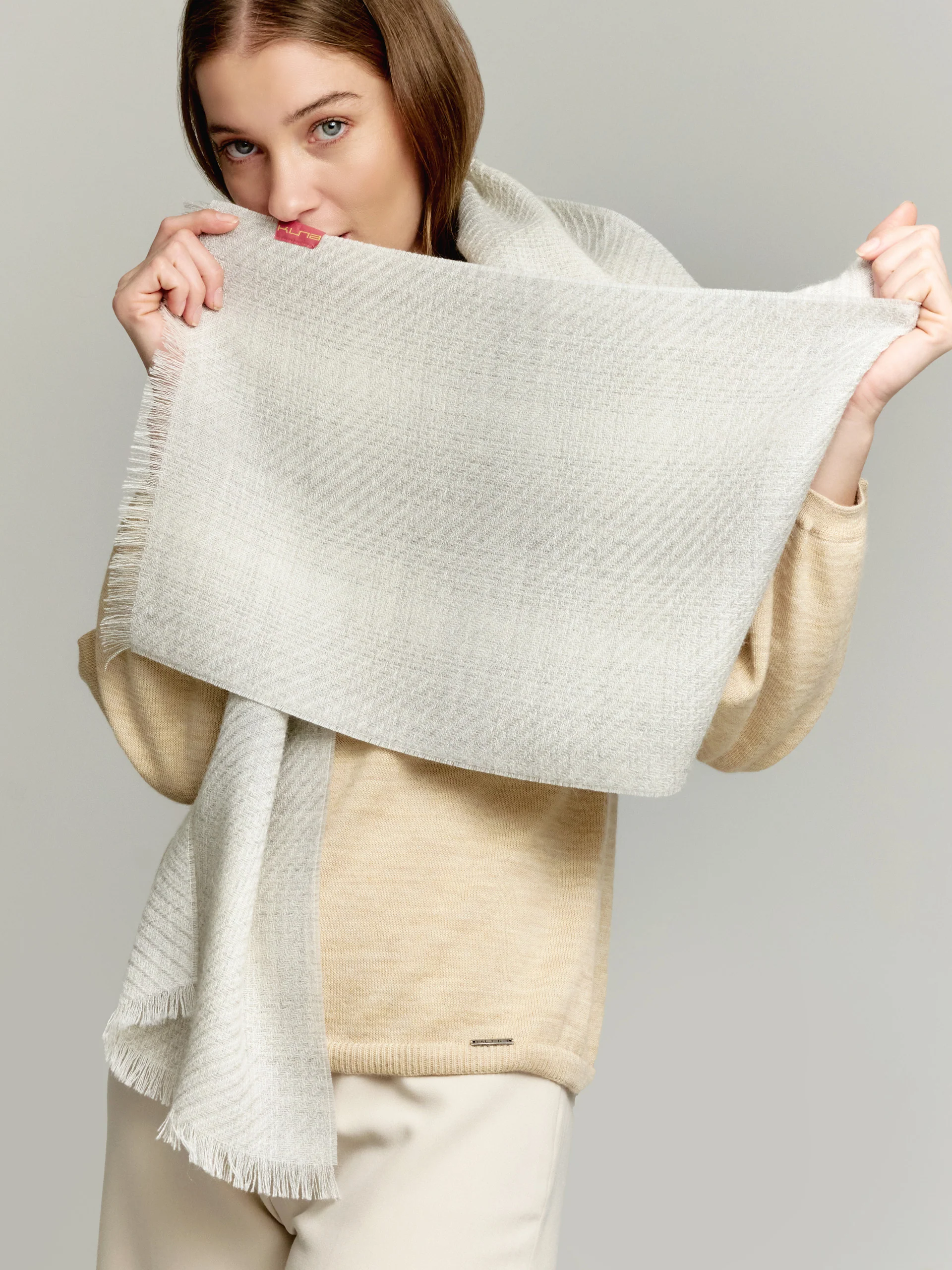Valverde Scarf Baby Alpaca Color Grey - Image 3