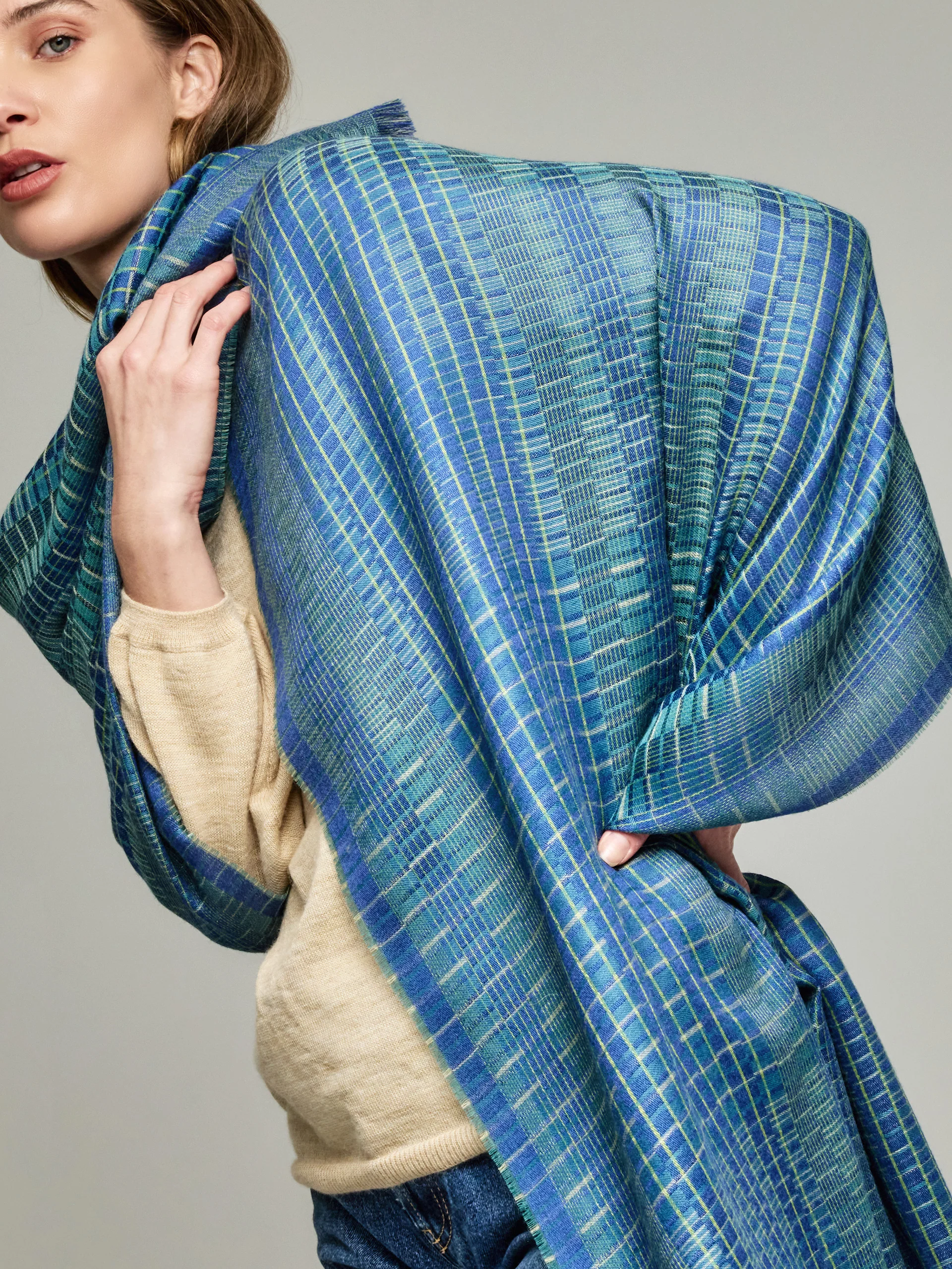 Vermondi Shawl Baby Alpaca Color Blue - Image 3