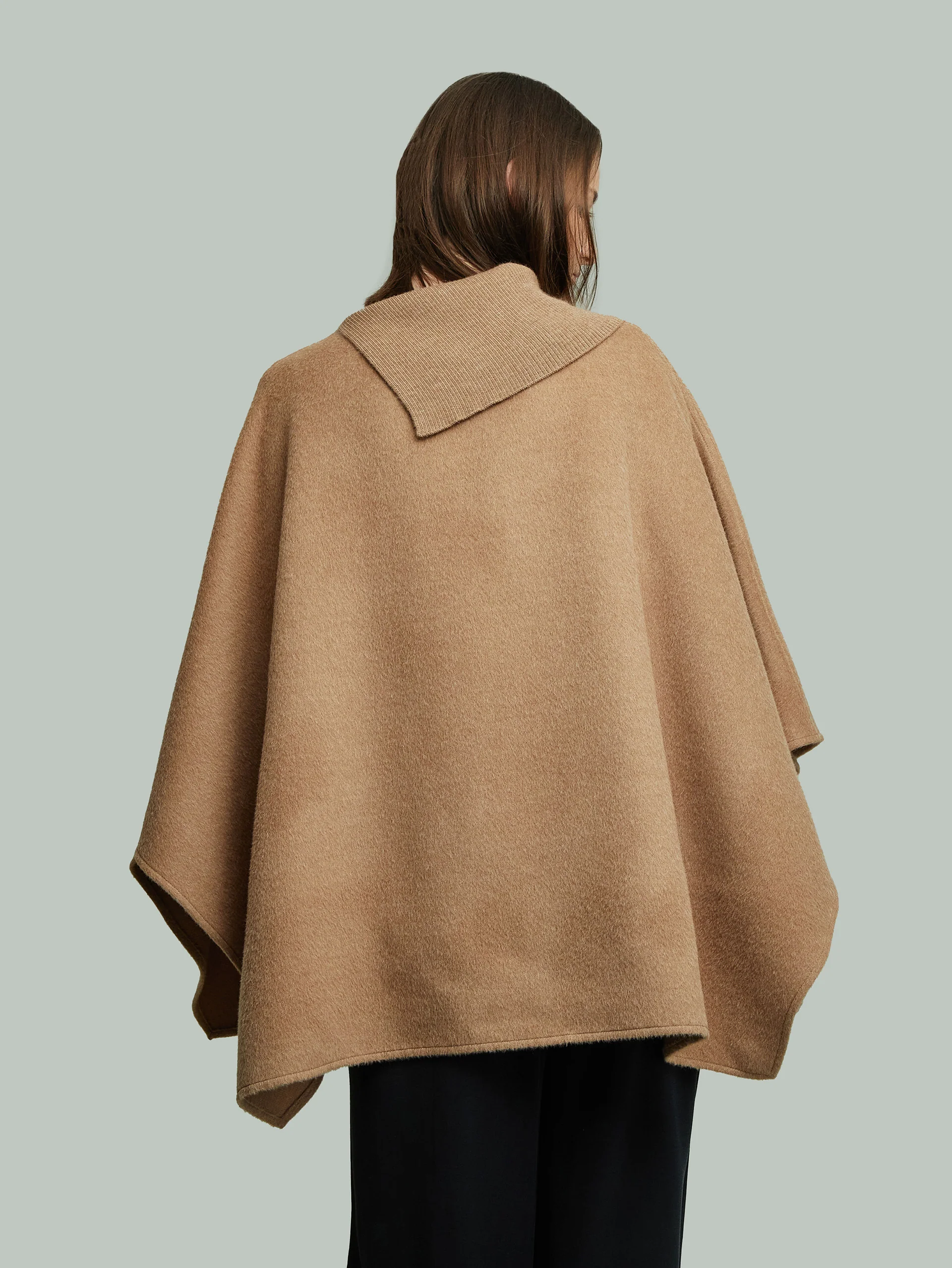 Yssey Cape Baby Alpaca Color Camel - Image 3