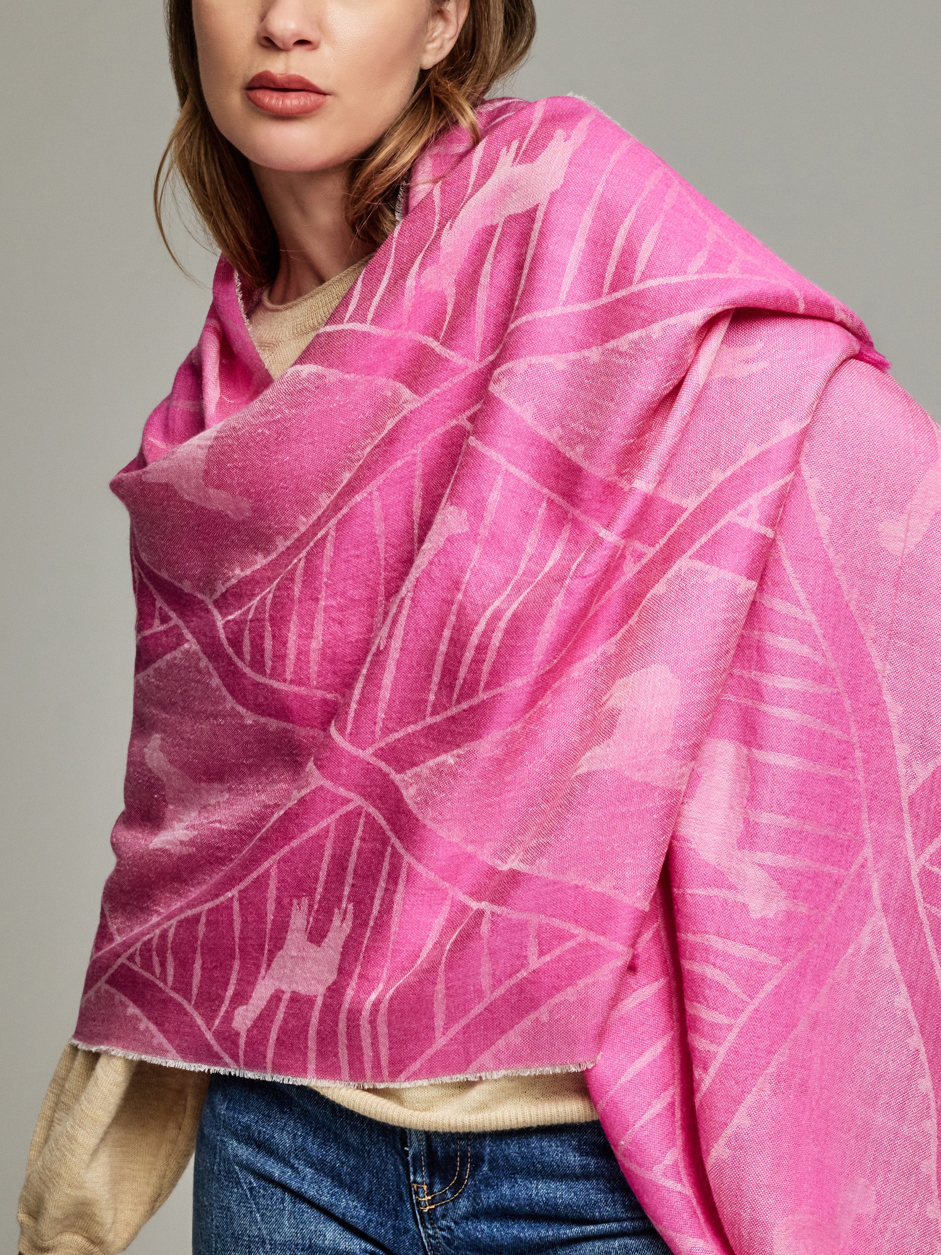 Yuca Shawl Baby Alpaca Color Fuchsia - Image 3