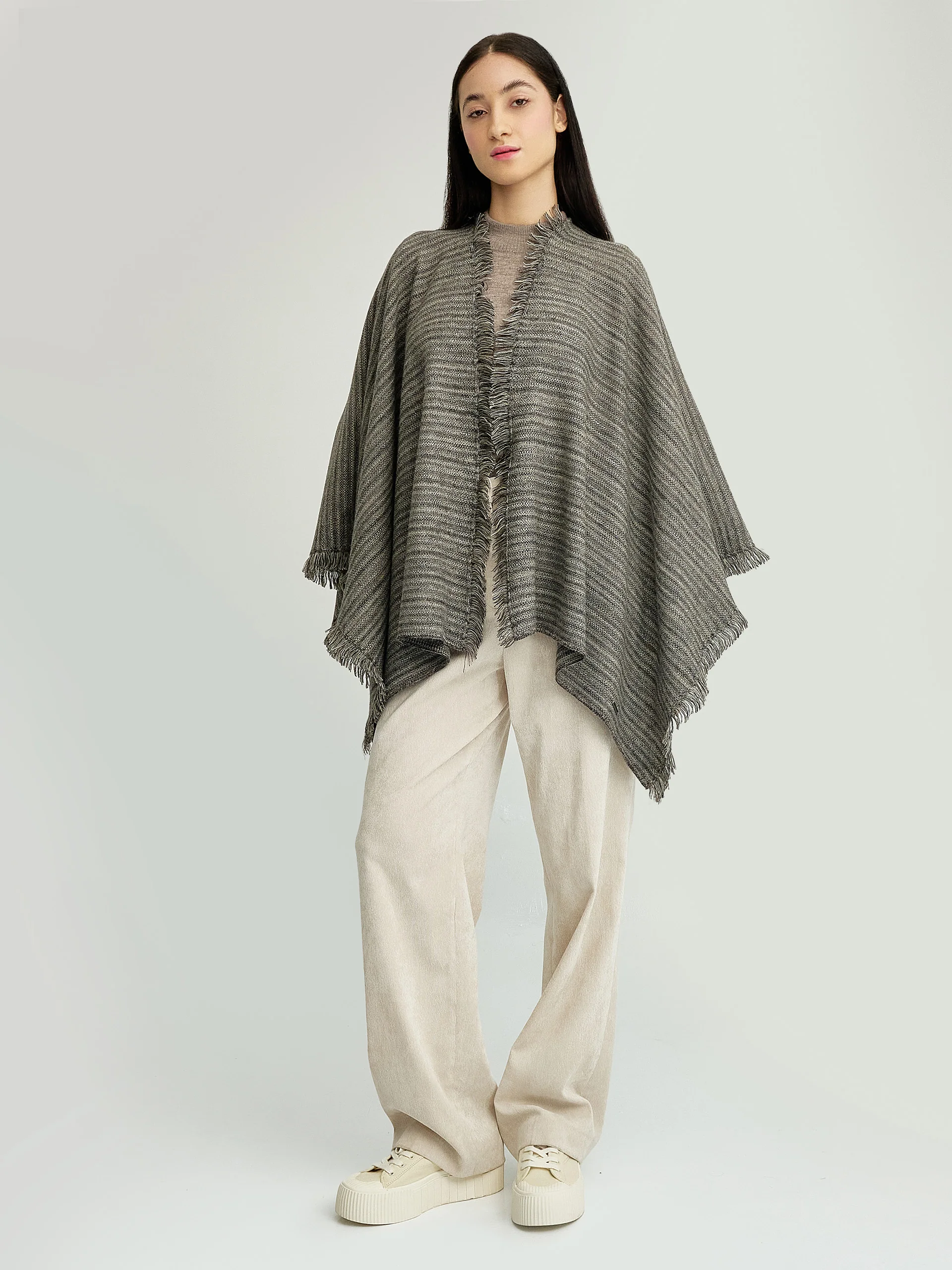 Yudith Poncho Baby Alpaca Color Beige - Image 4