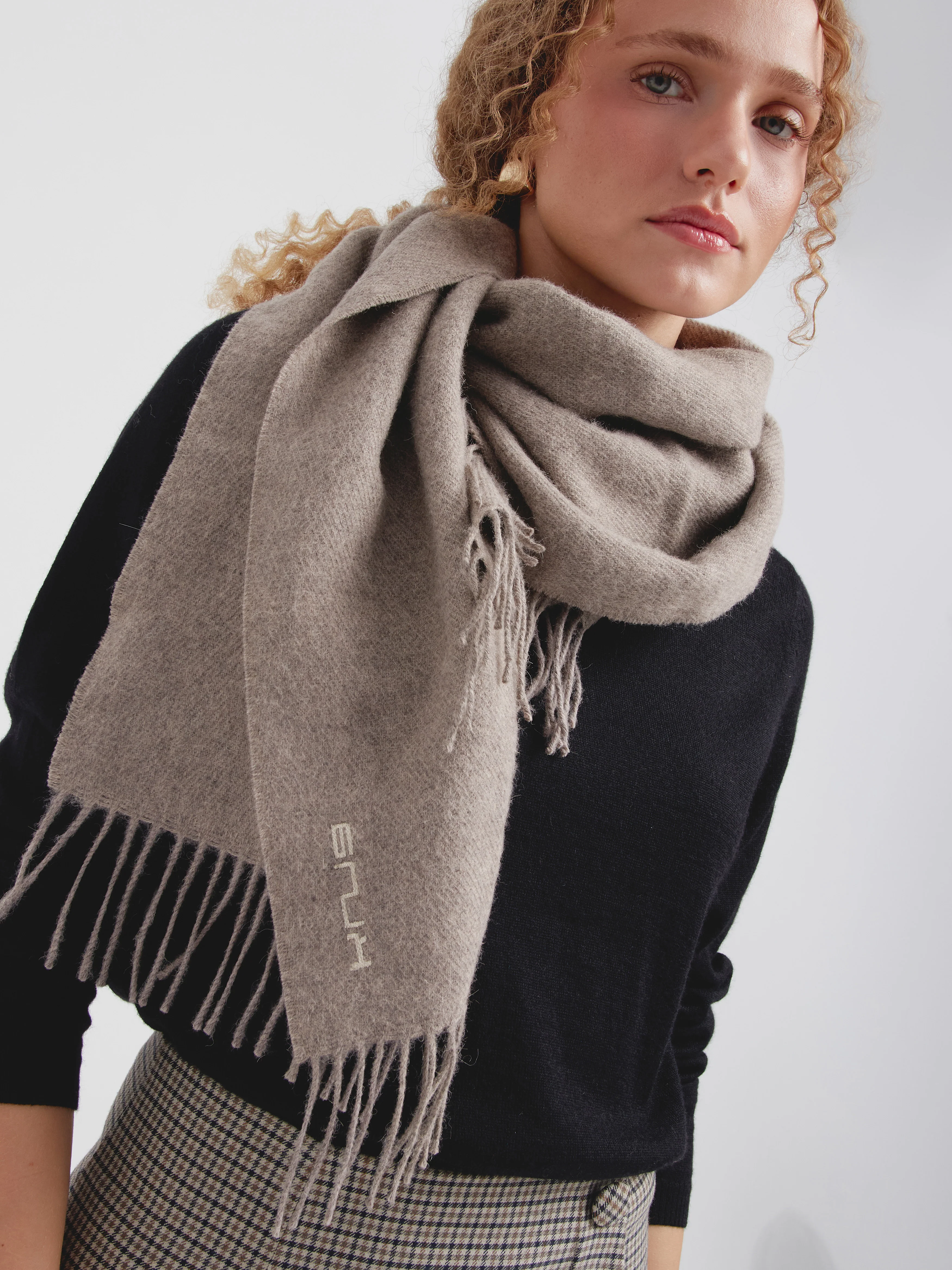 Zeta B Scarf Baby Alpaca Color Grey - Image 3