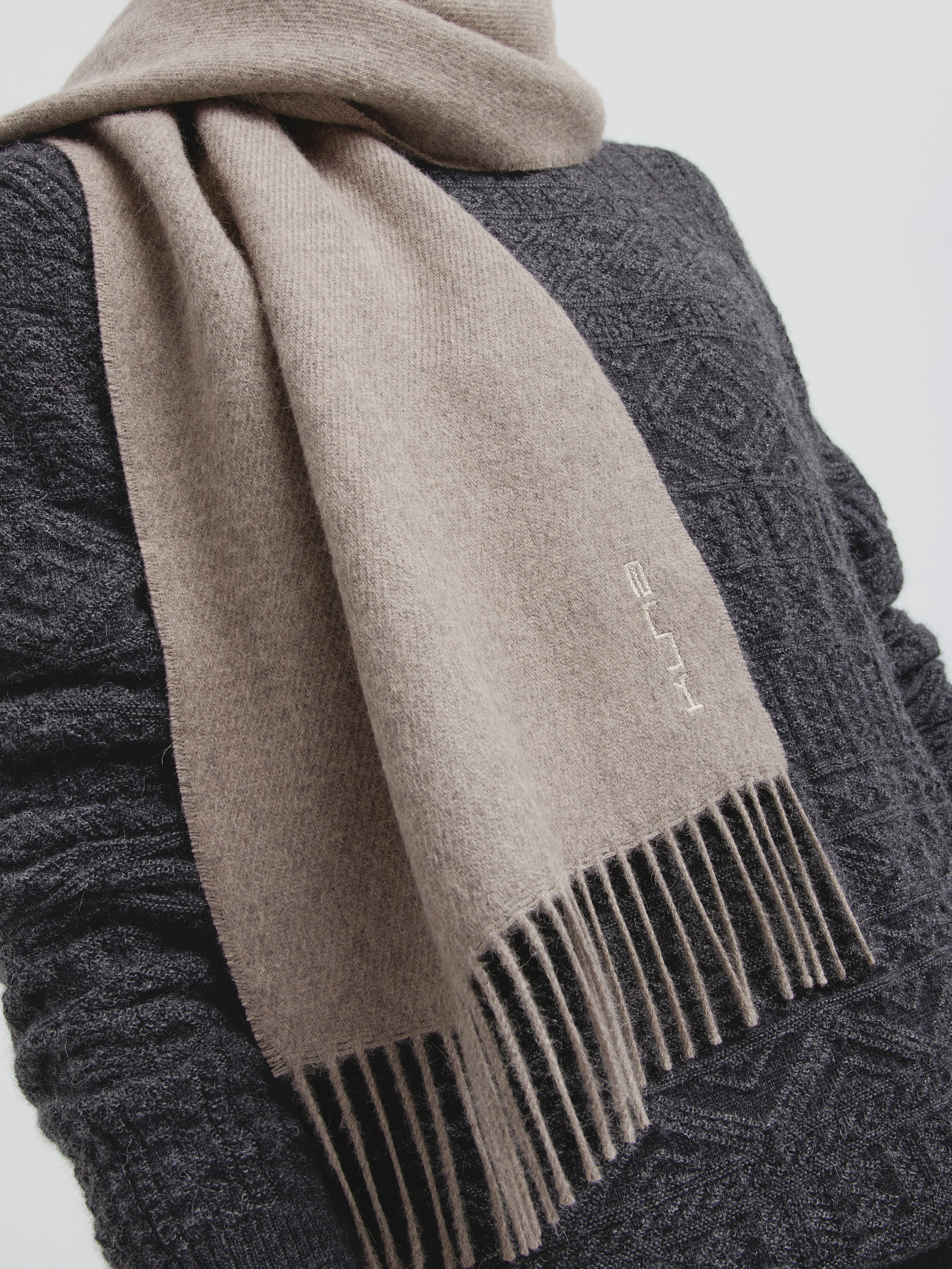 Zeta B Scarf Baby Alpaca Color Grey - Image 5