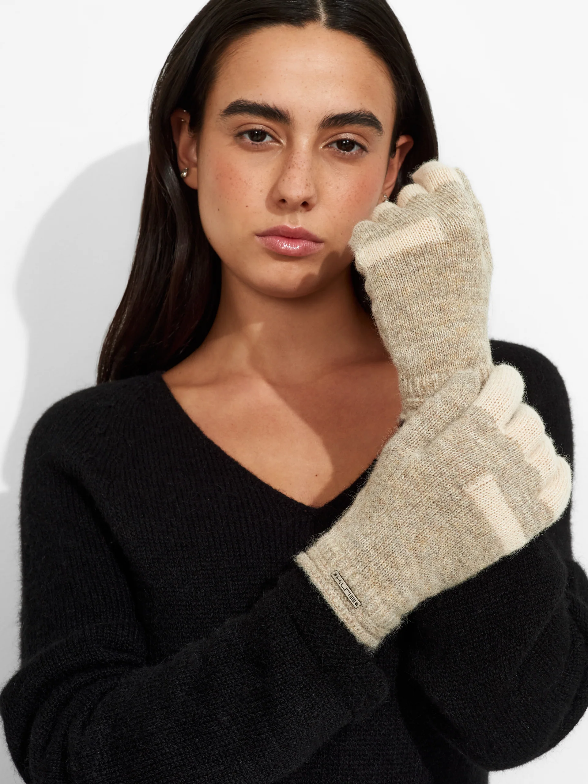Zoe Gloves Baby Alpaca Color Beige - Image 3